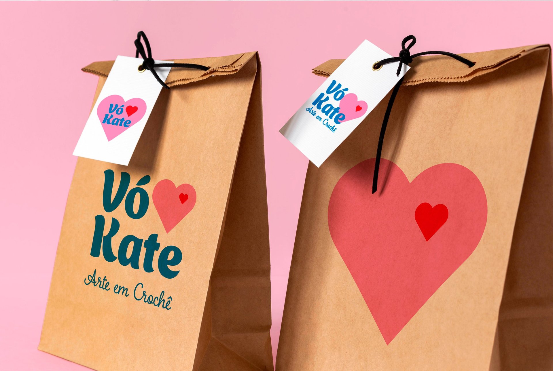 Duas sacolas de papel marrom com as palavras "Vó Kate" impressas nelas, destacando um design simples e acolhedor.