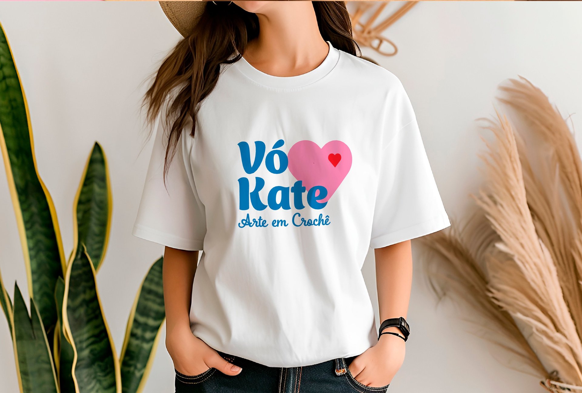 Mulher vestindo uma camiseta branca com as palavras "Vó Kate" estampadas, sorrindo em um ambiente descontraído.