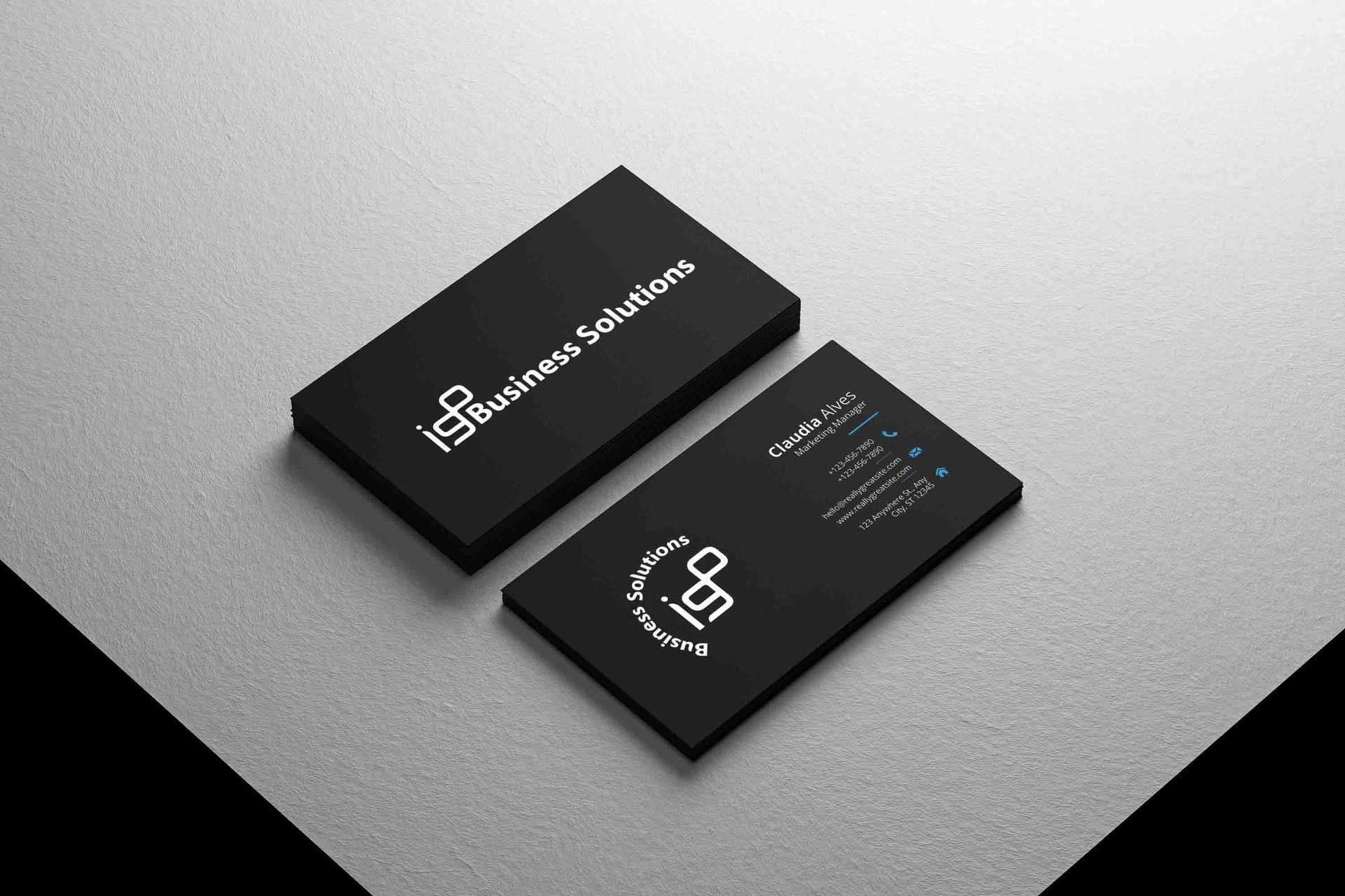 Cartão de visita monocromático apresentando um logotipo distinto, ideal para uma imagem corporativa sofisticada.