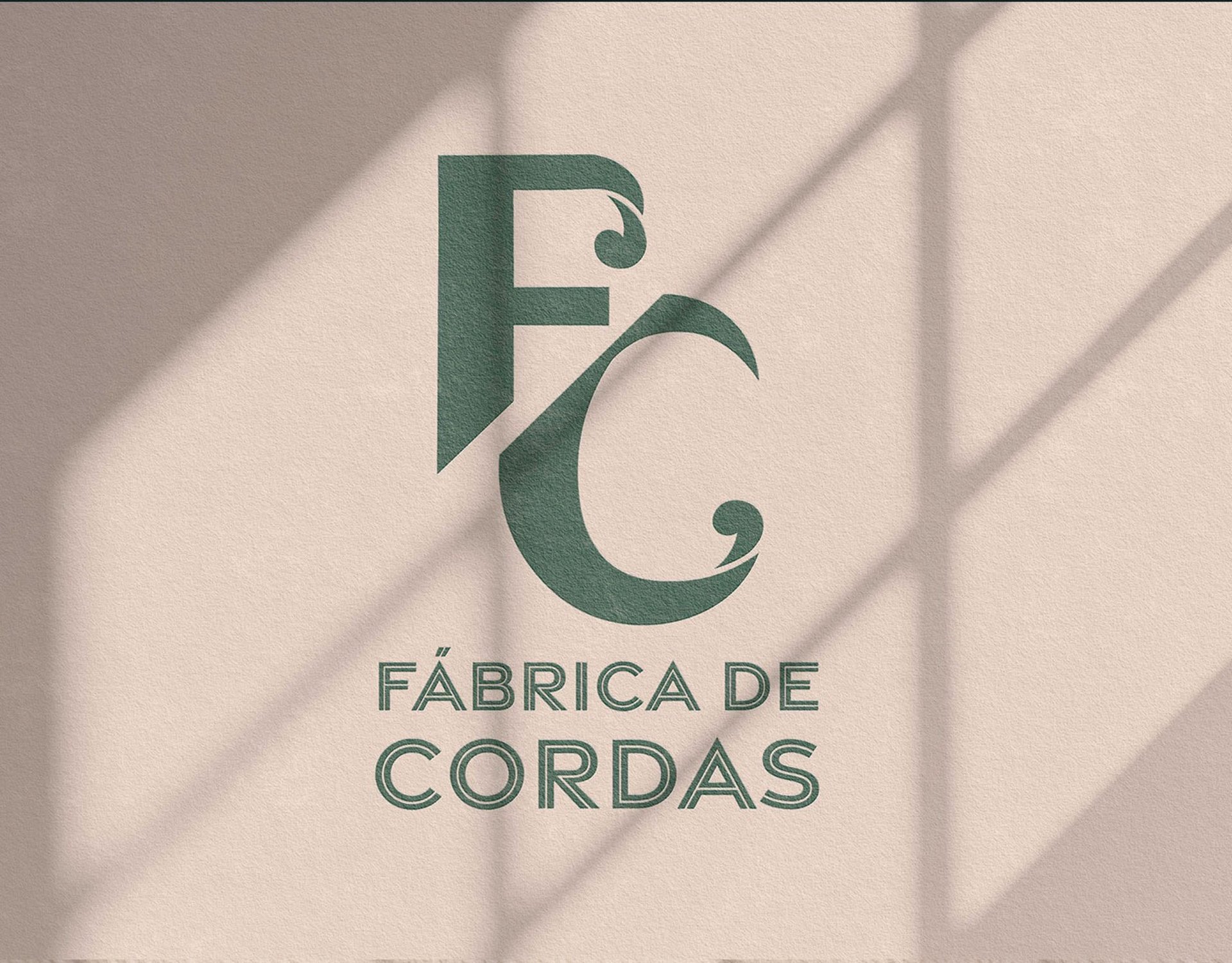 Logotipo representativo de uma fábrica de cordas, destacando a essência da fabricação e a tradição do setor.