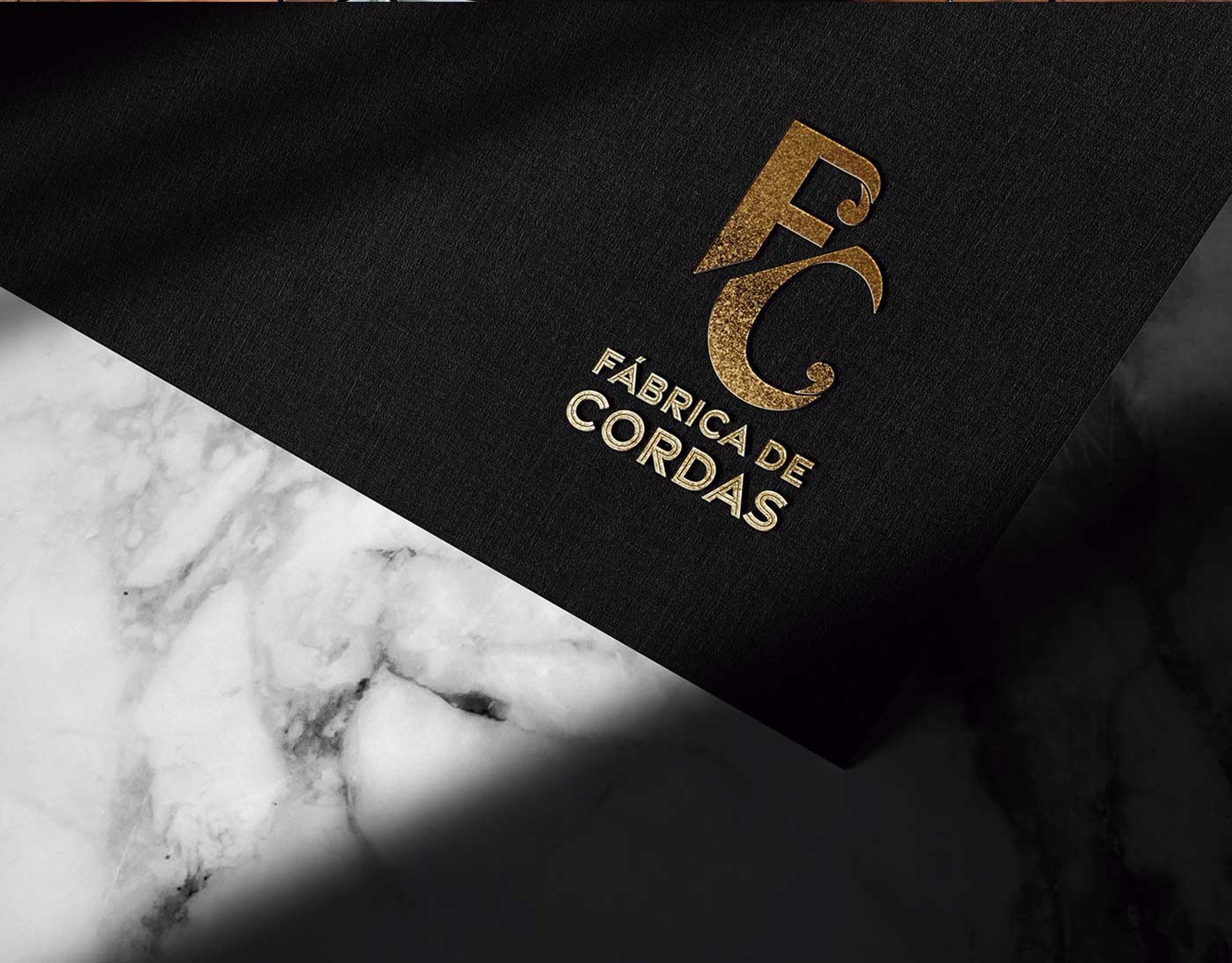 Logotipo contemporâneo, simbolizando a marca com um estilo único e cores que destacam sua proposta de valor no mercado.