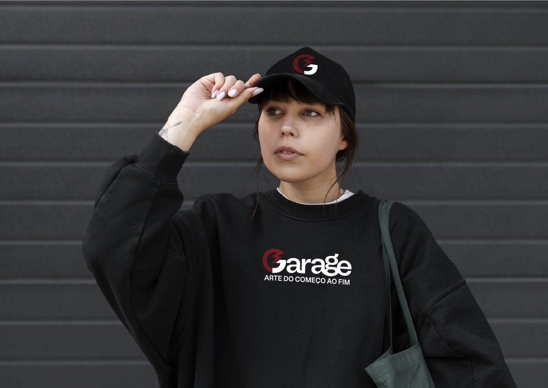 Agasalho e boné na cor preta com estampa do ícone da marca Garage, destacando o logo em um design moderno e estiloso.