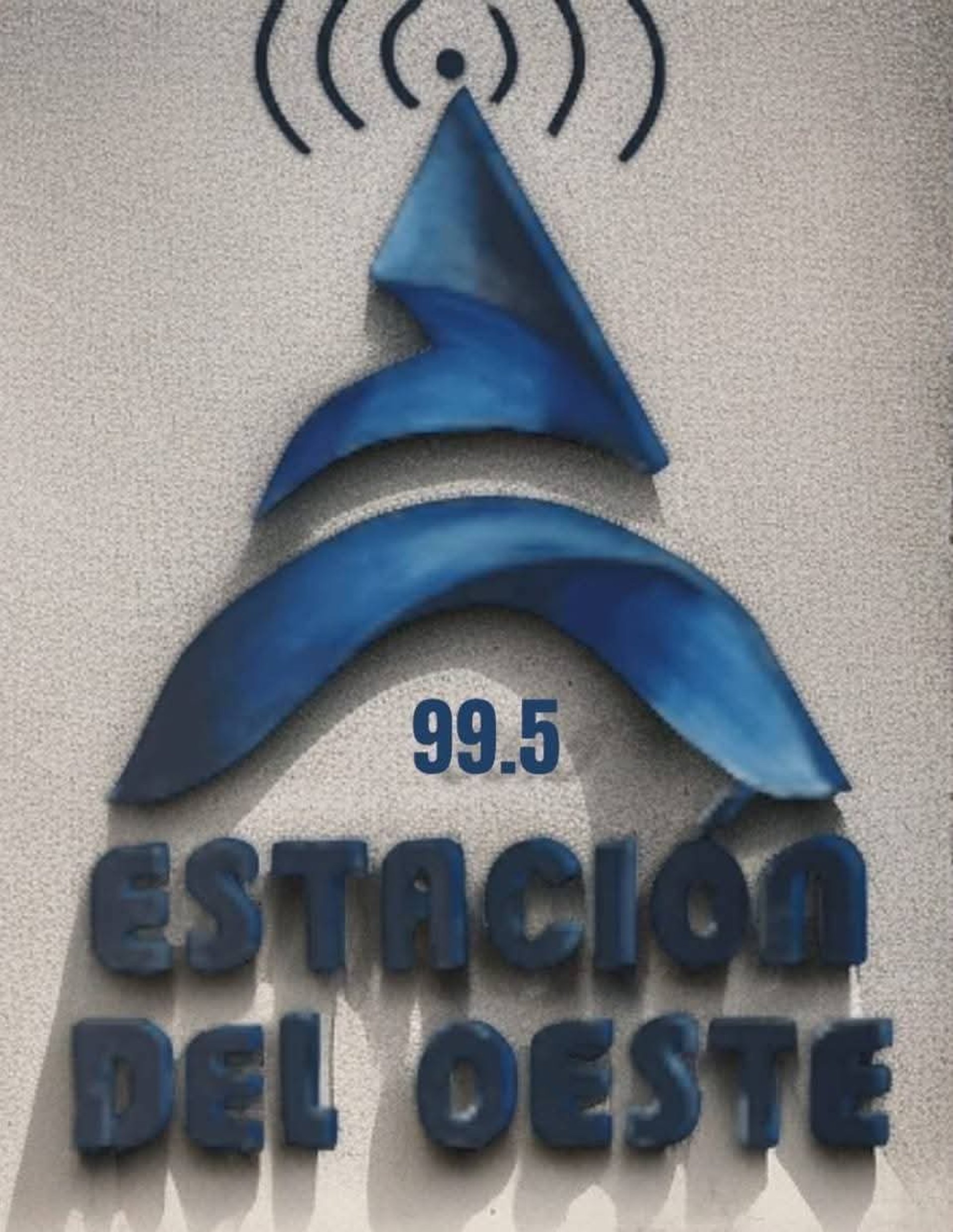 gray computer monitor