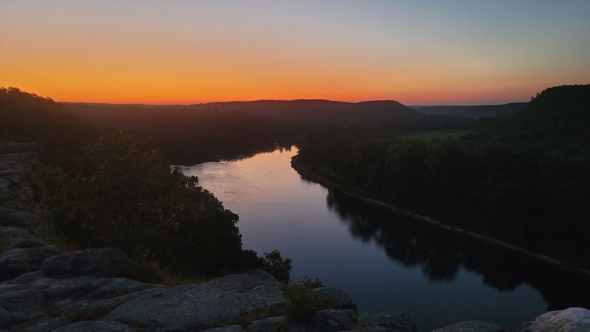 gray computer monitor