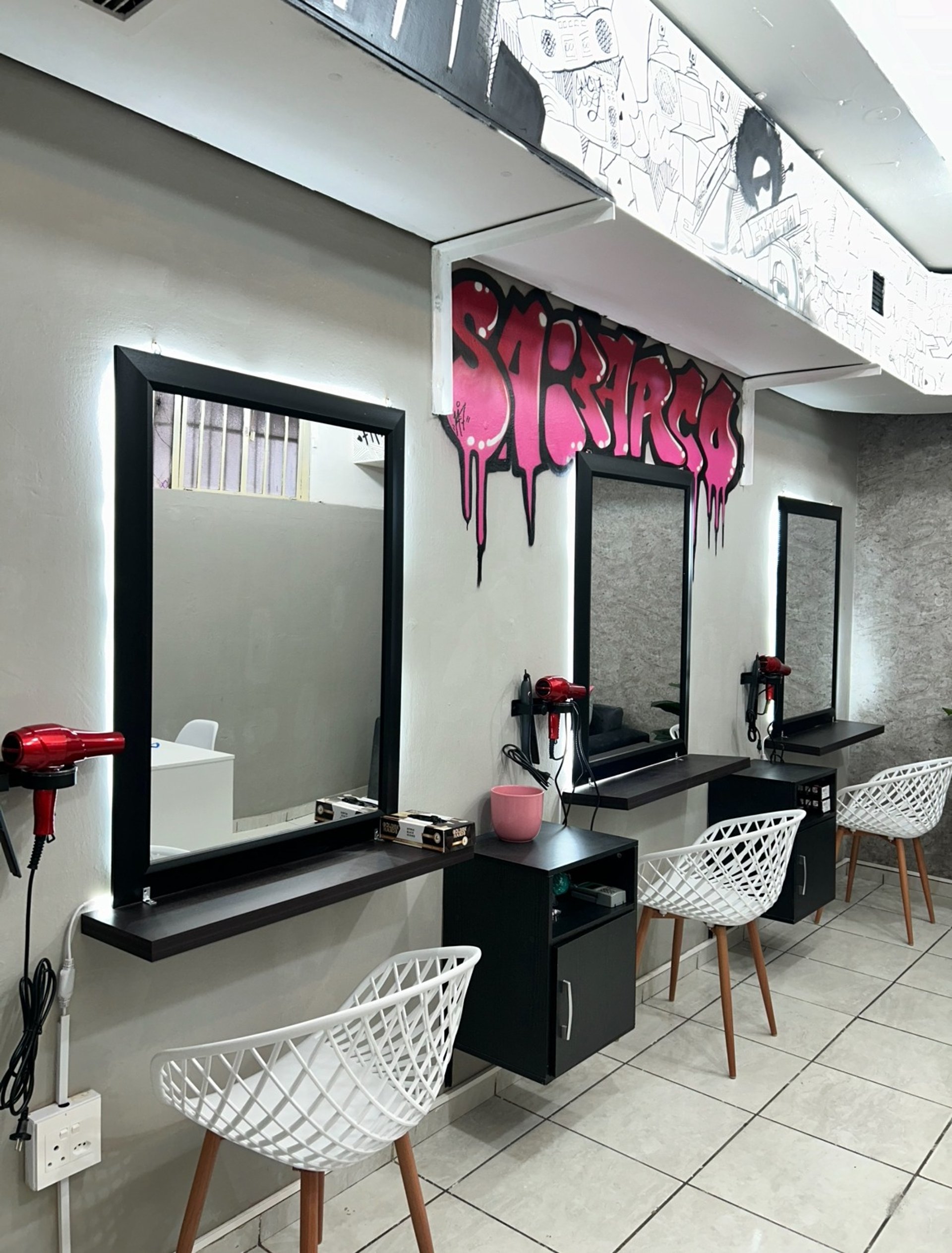 gray computer monitor