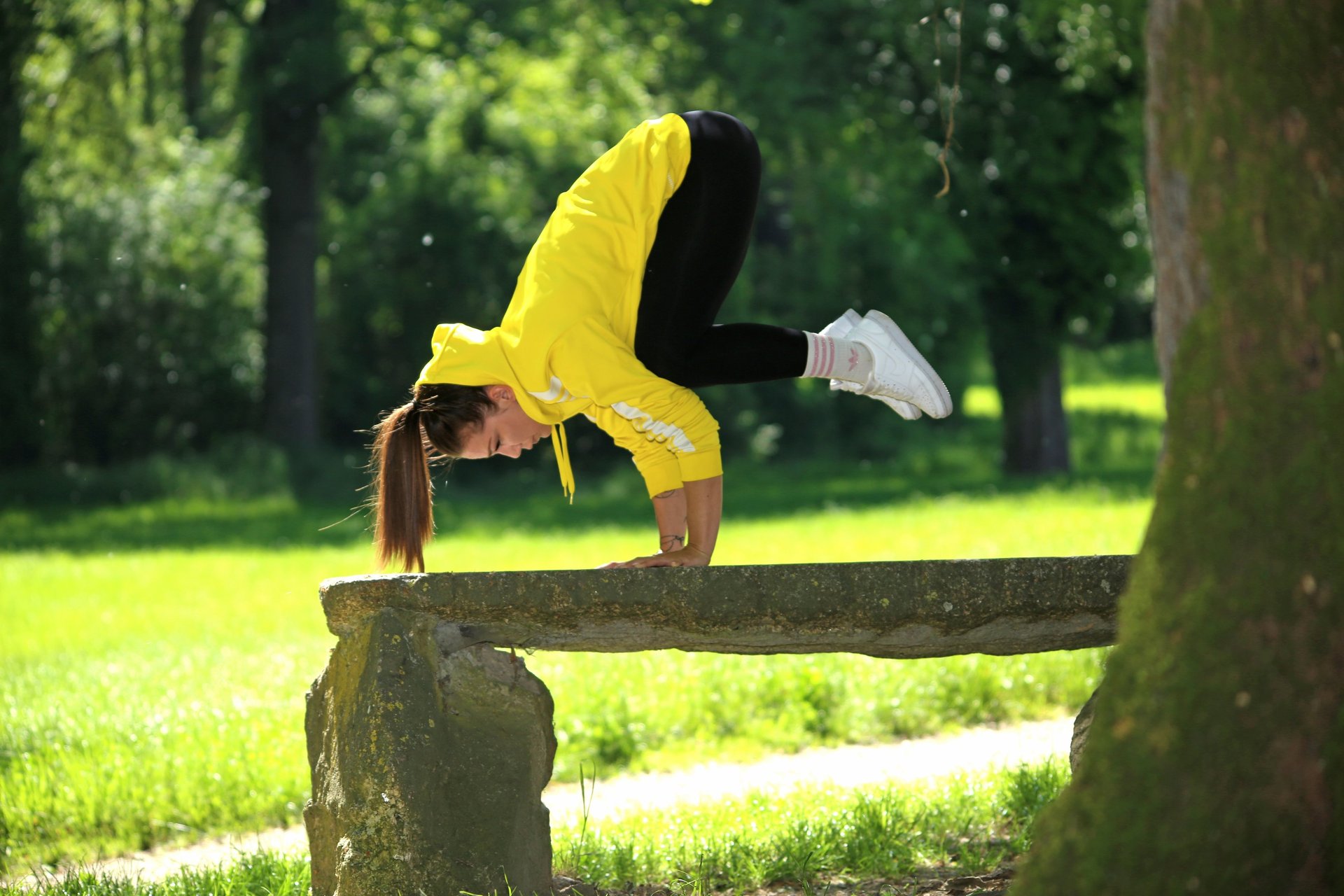 gray computer monitor