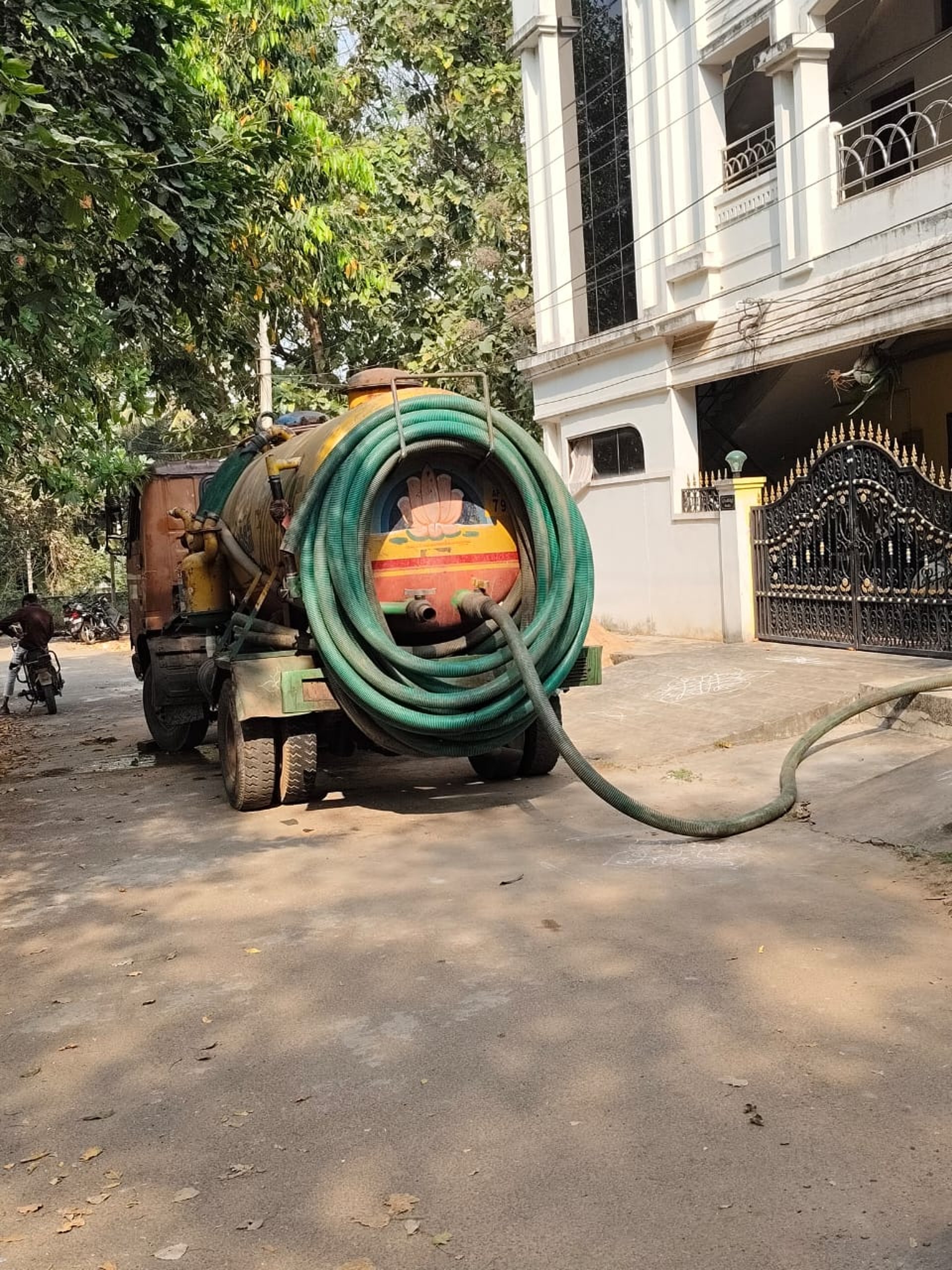 gray computer monitor