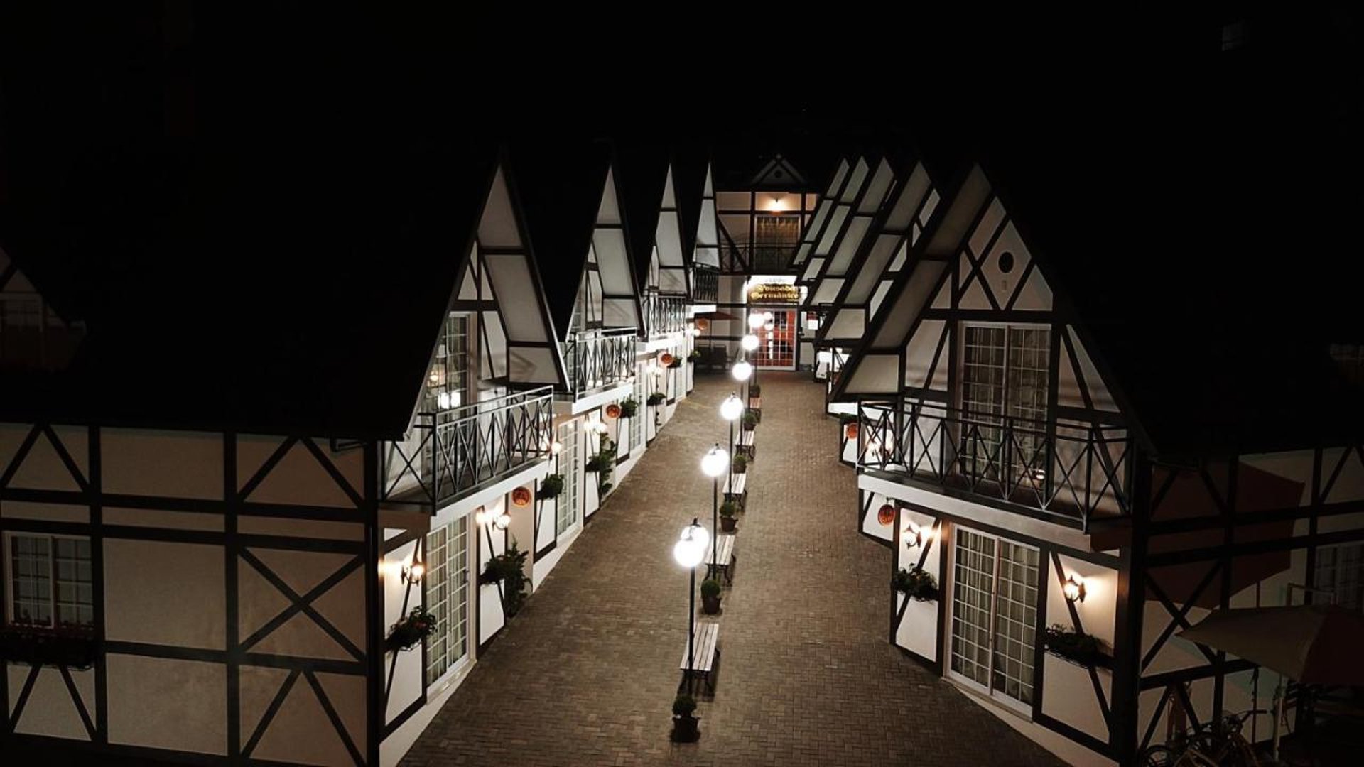 black and white bed linen