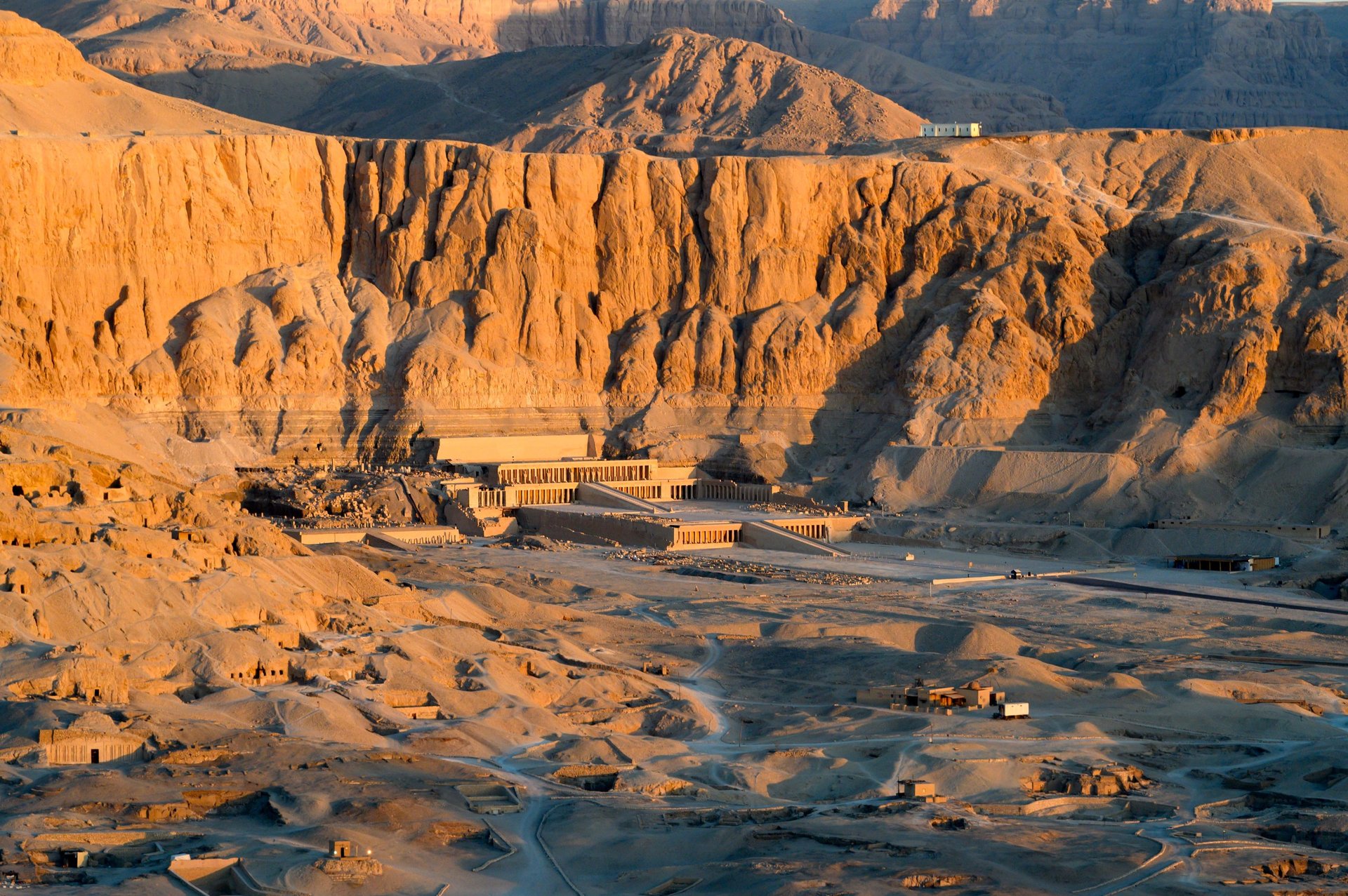 Coucher de soleil sur temple Hatchepsout Louxor avec Paseo Tours