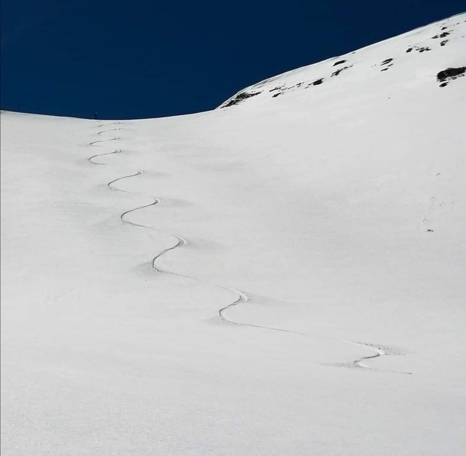 Prima traccia in neve fresca sulle montagne olimpiche del Sestriere, nel comprensorio internazionale della Vialattea