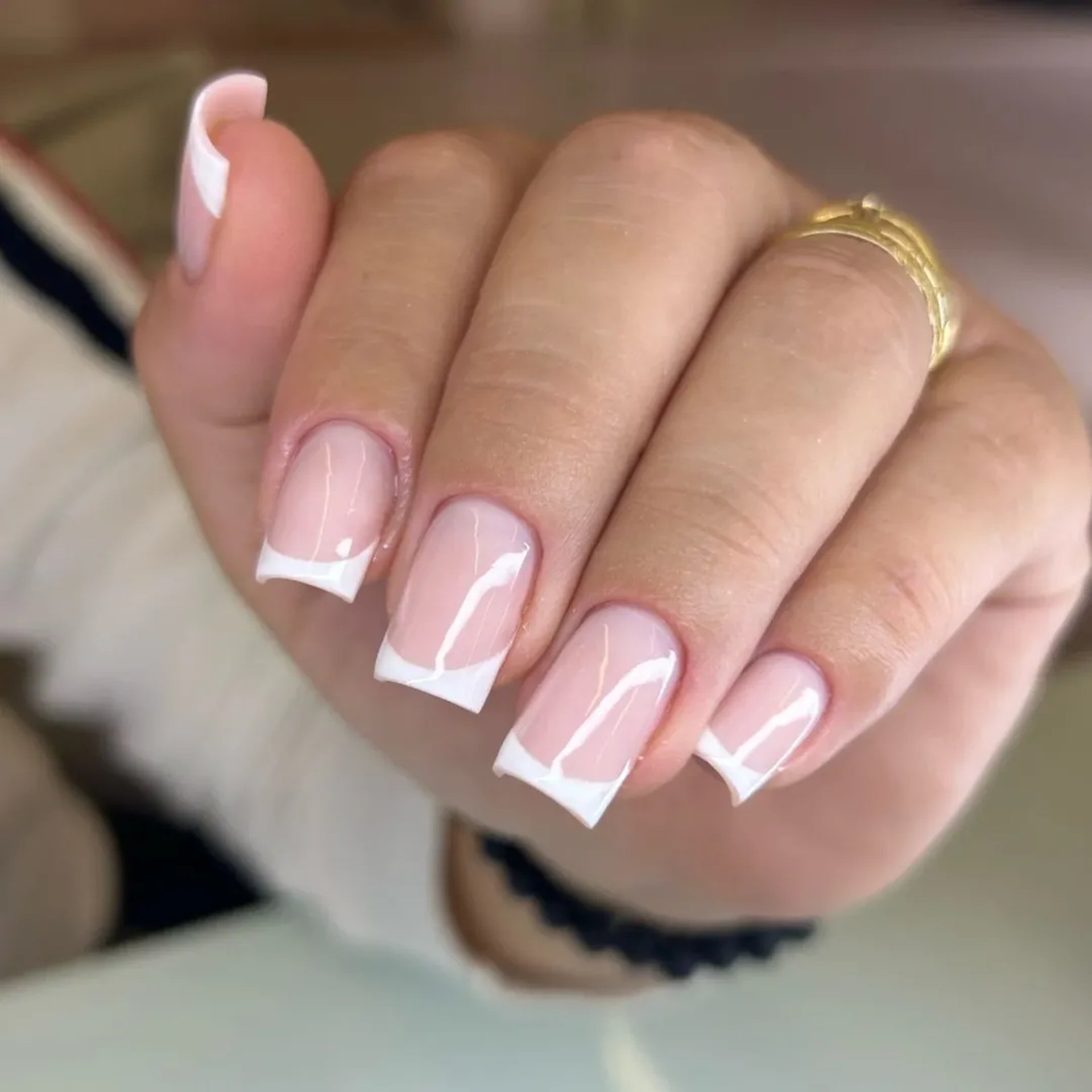 Alongamento de unha quadrada com francesinha clássica impecável, We Hall Bauru.