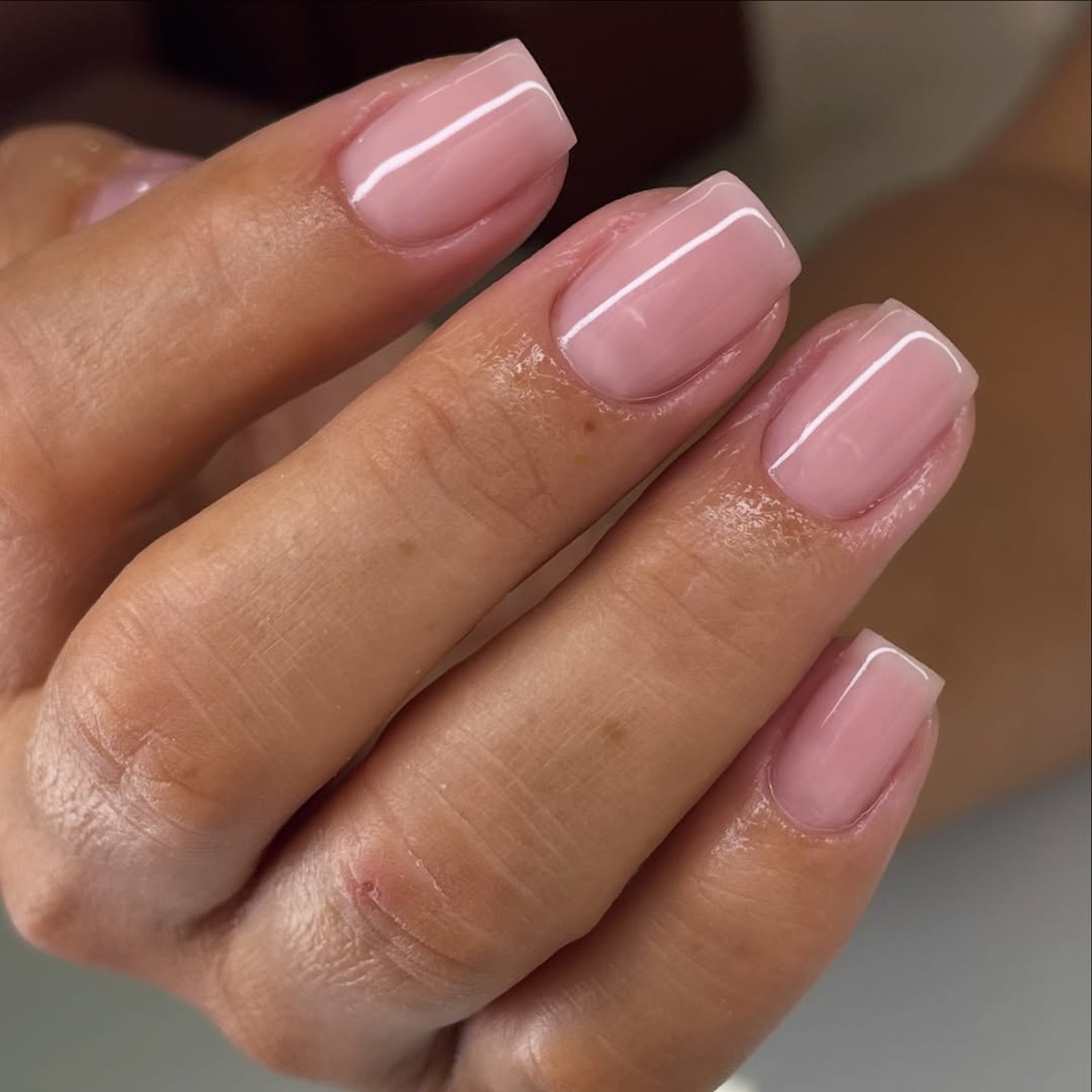 Banho de gel tom rosa claro natural brilho intenso e cutícula funda.