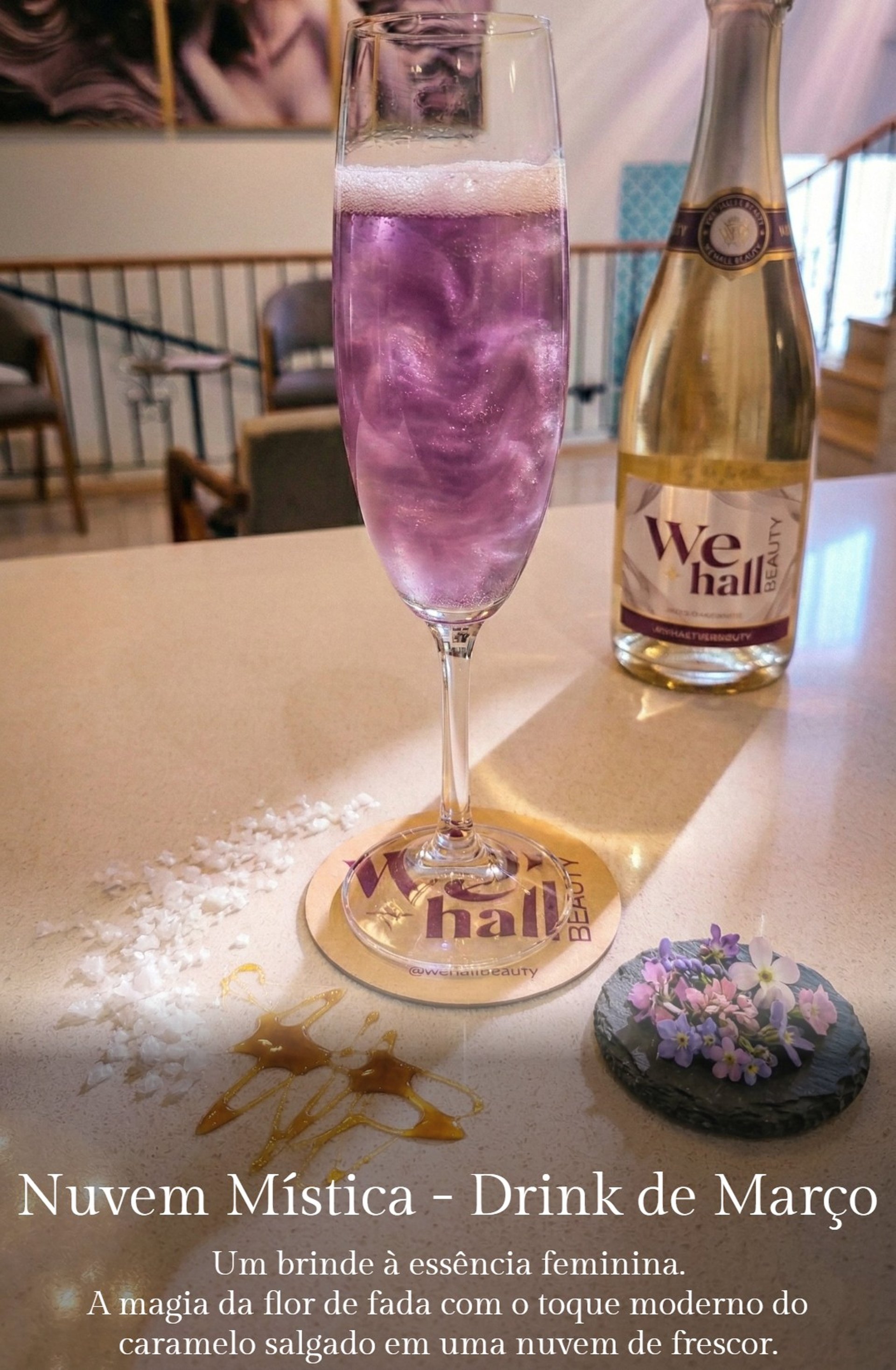 Taça alta com drink lilás cintilante efeito nuvem, sobre porta-copos no balcão. Fundo de salão com luz cinematográfica.