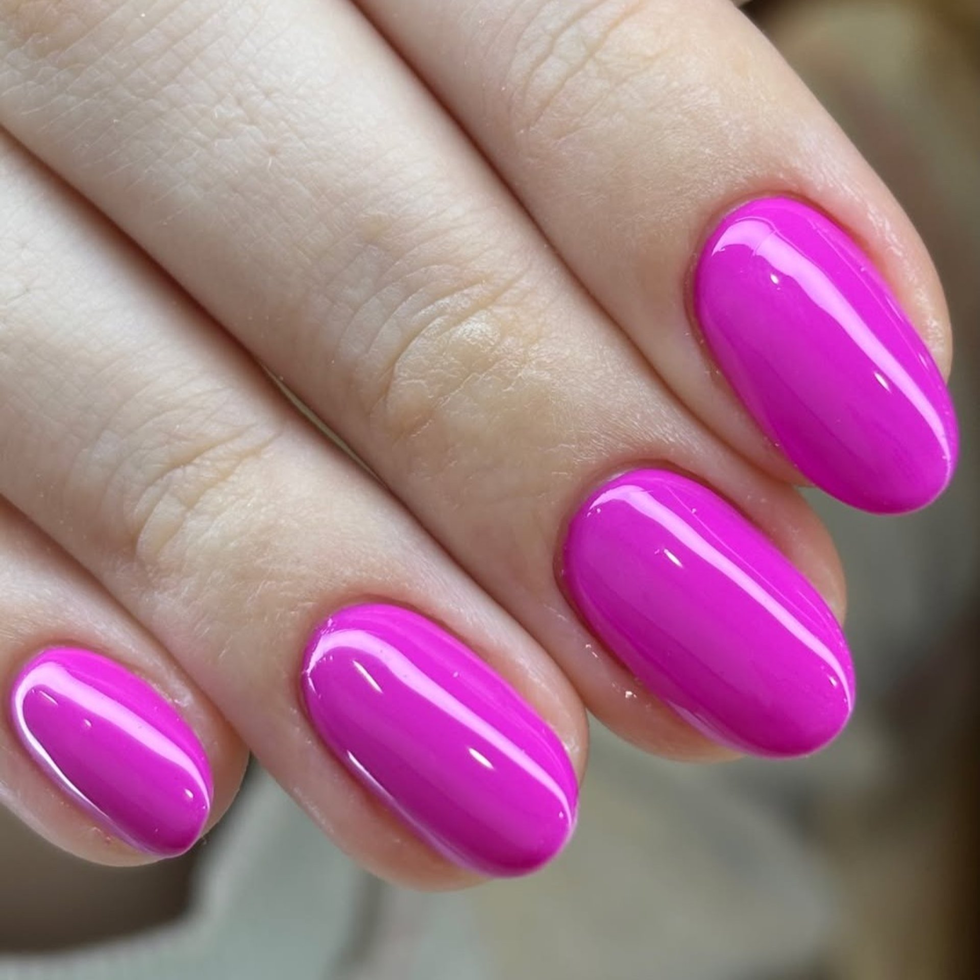 Nail design em gel cor rosa pink vibrante acabamento arredondado.