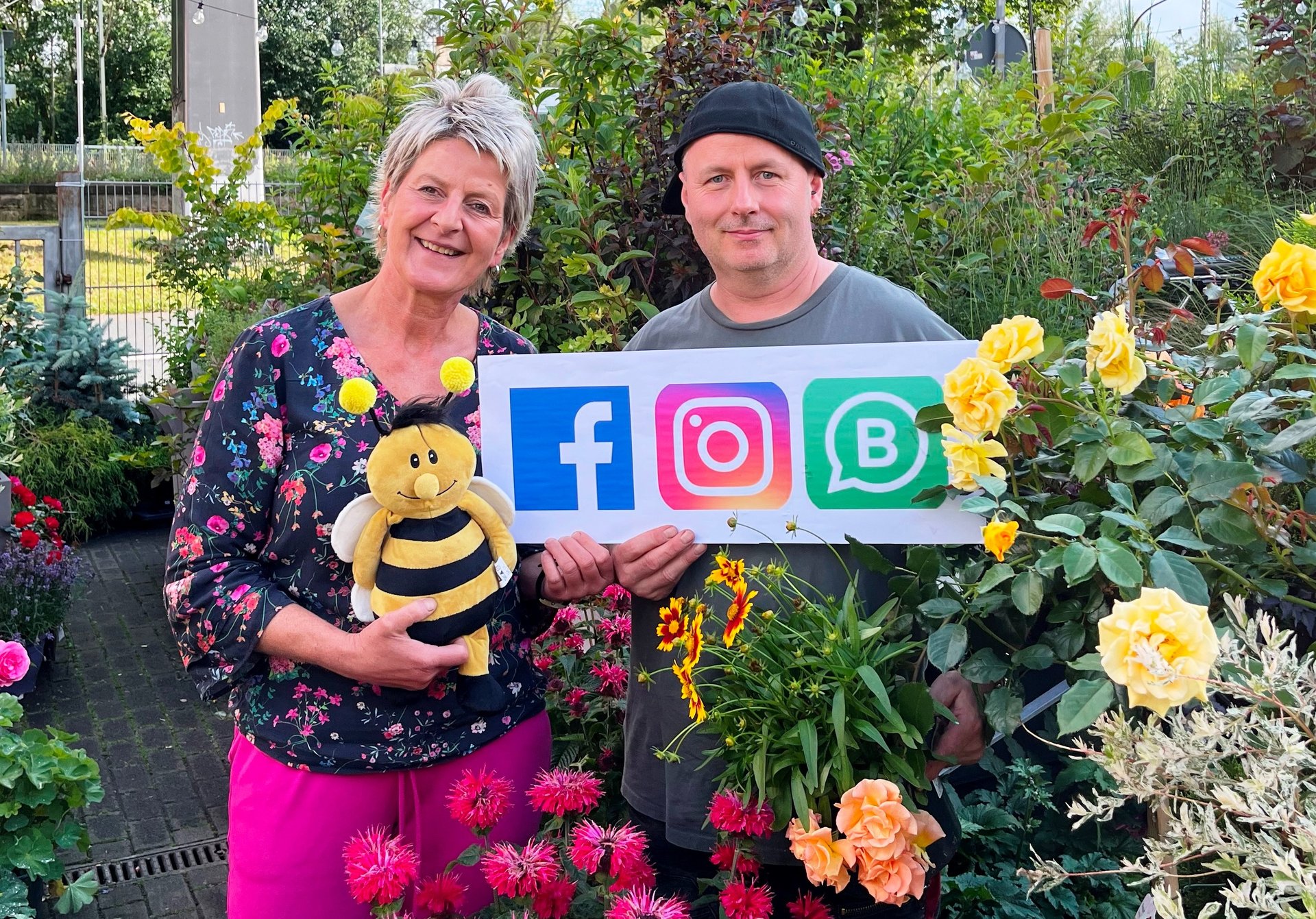 gray computer monitor