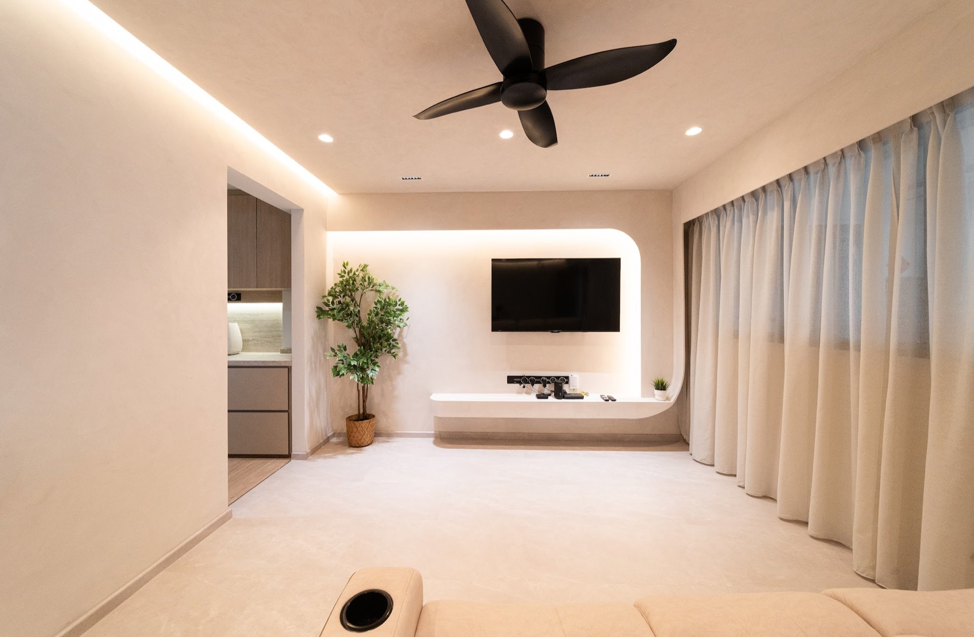 gray computer monitor