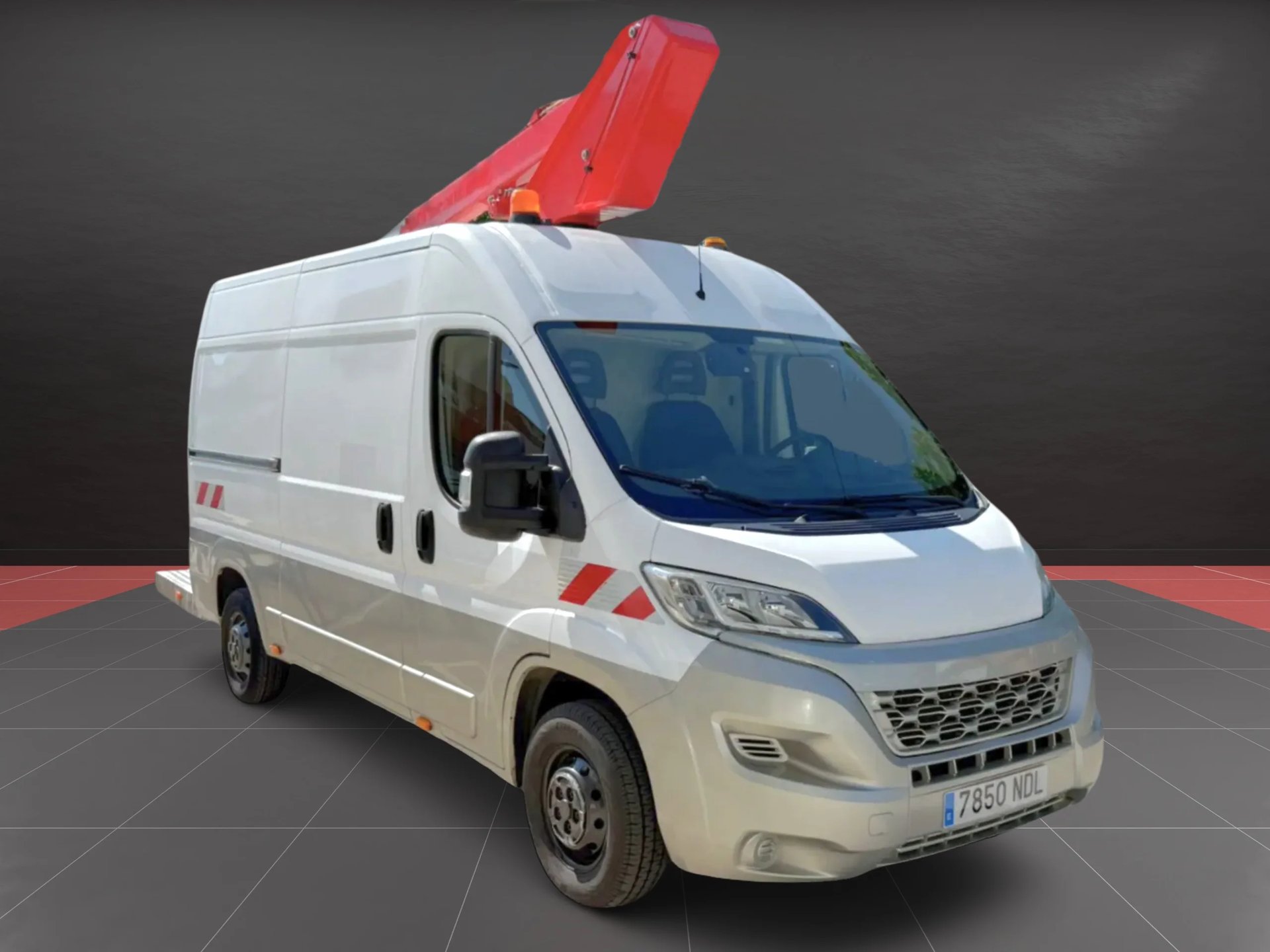 Furgoneta con cesta elevadora