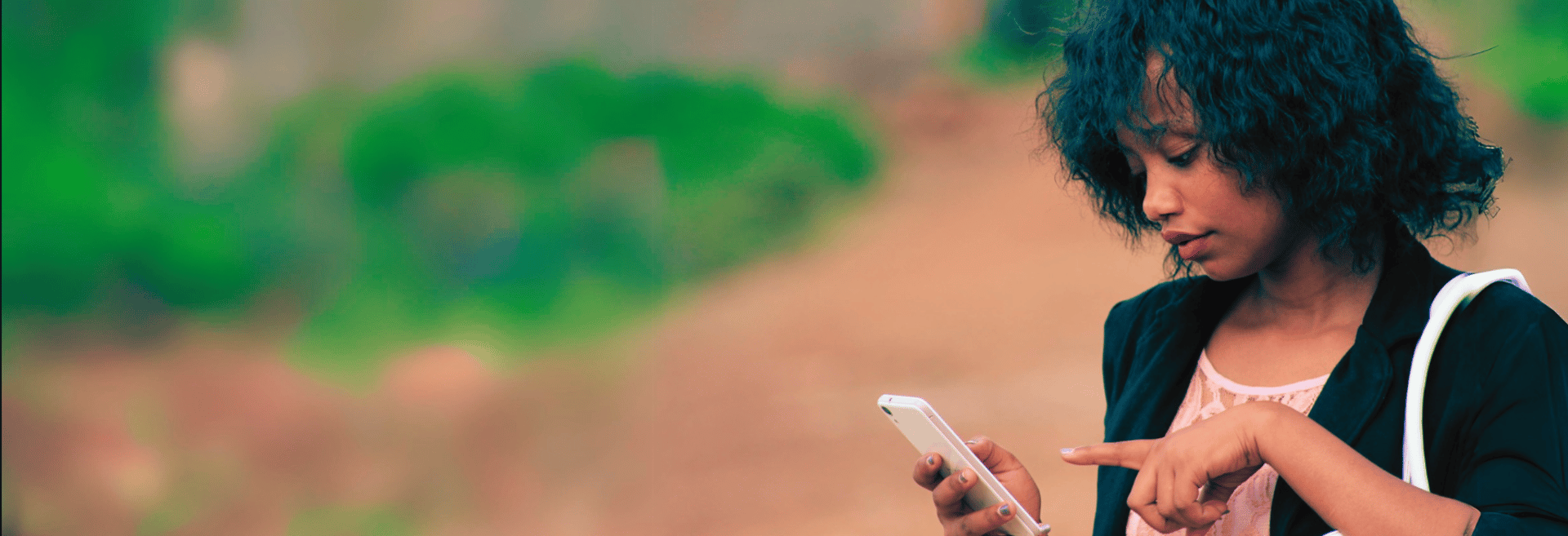 Bankeaz - A young Indian woman sends money to her family thanks to the Bankeaz App.