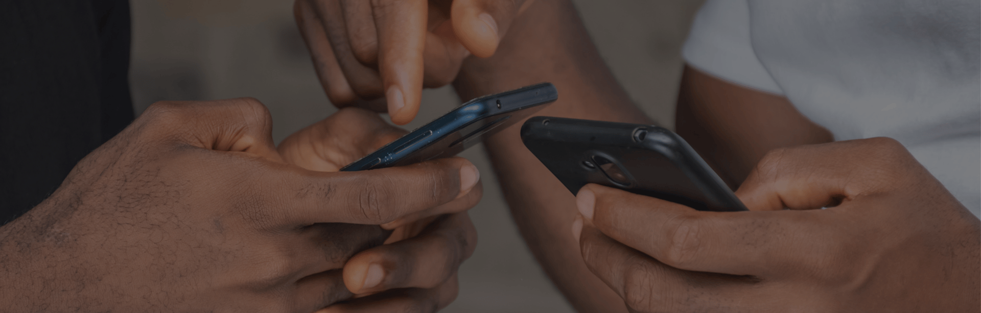 Bankeaz - A young man recommends Bankeaz App to his friend.