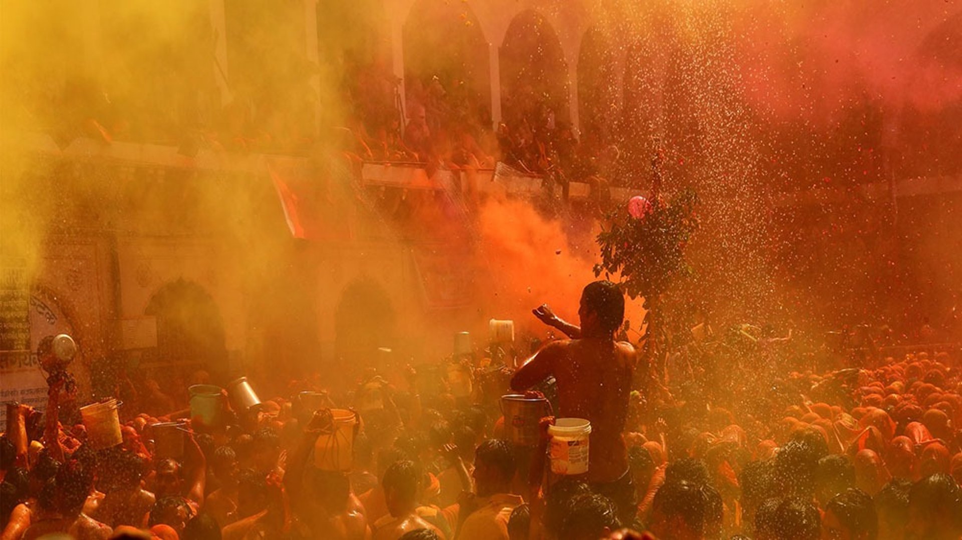 gray computer monitor