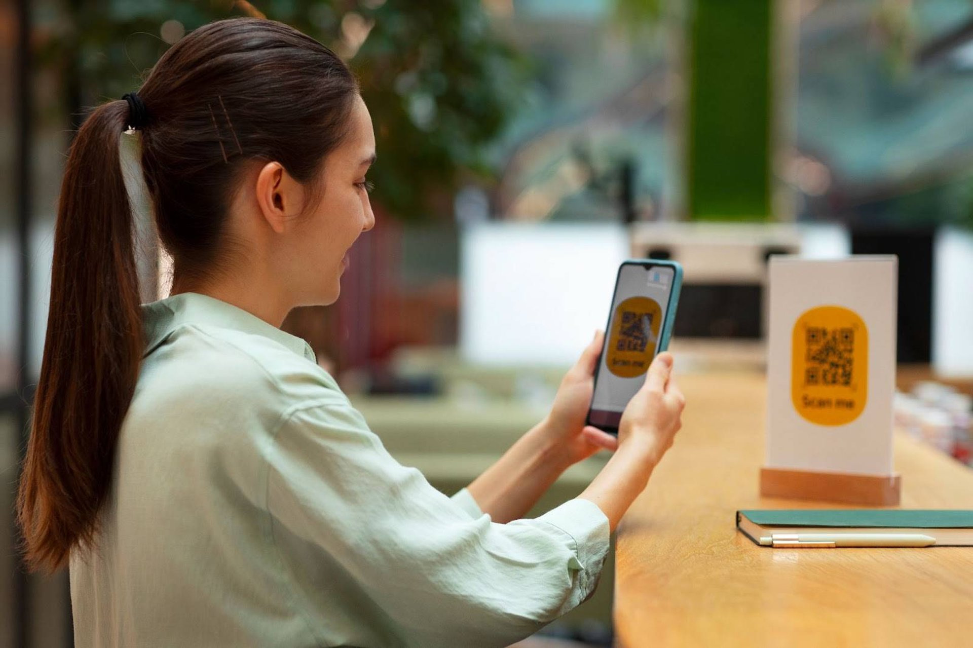 girl scanning qr code