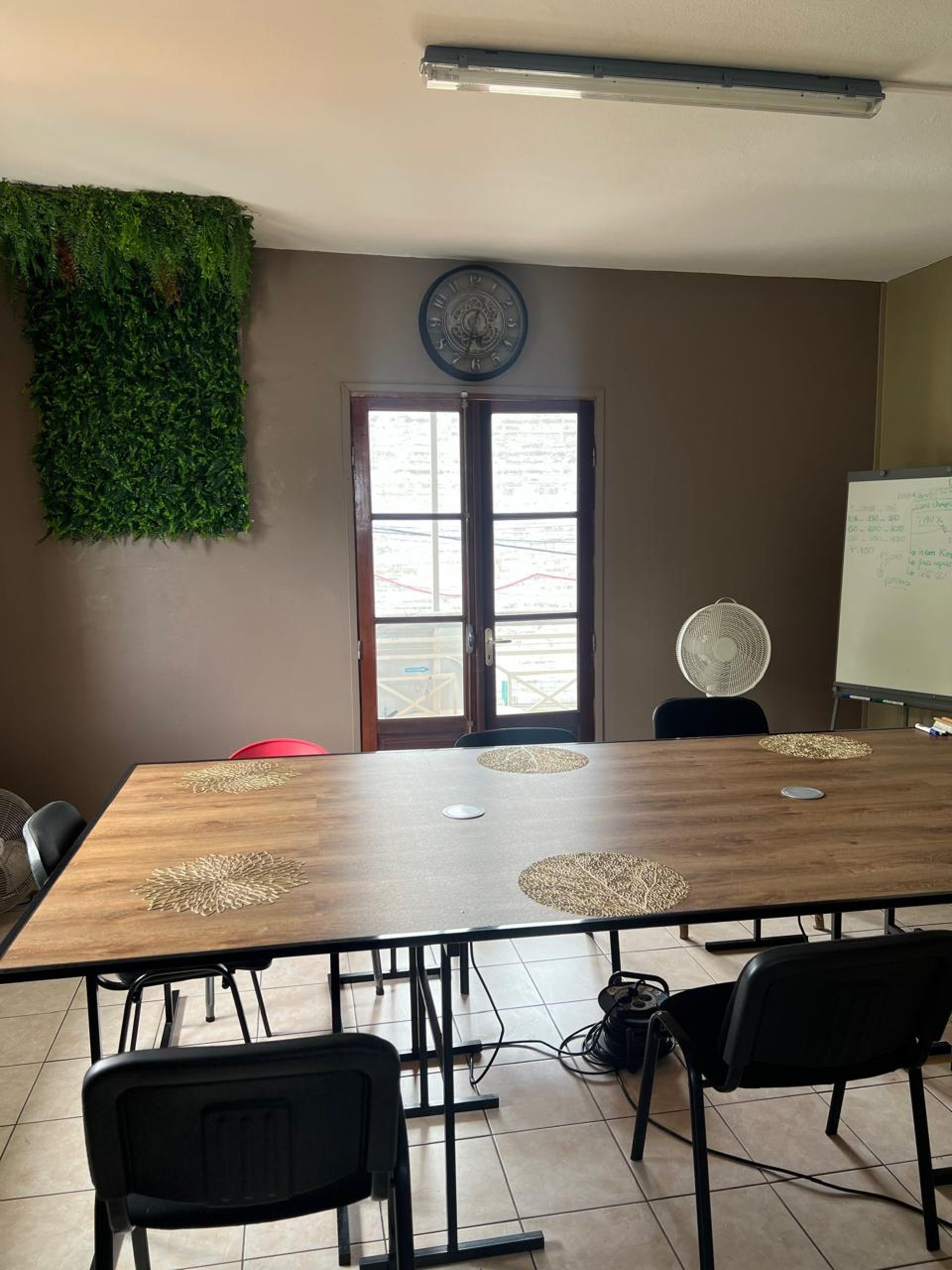 gray computer monitor