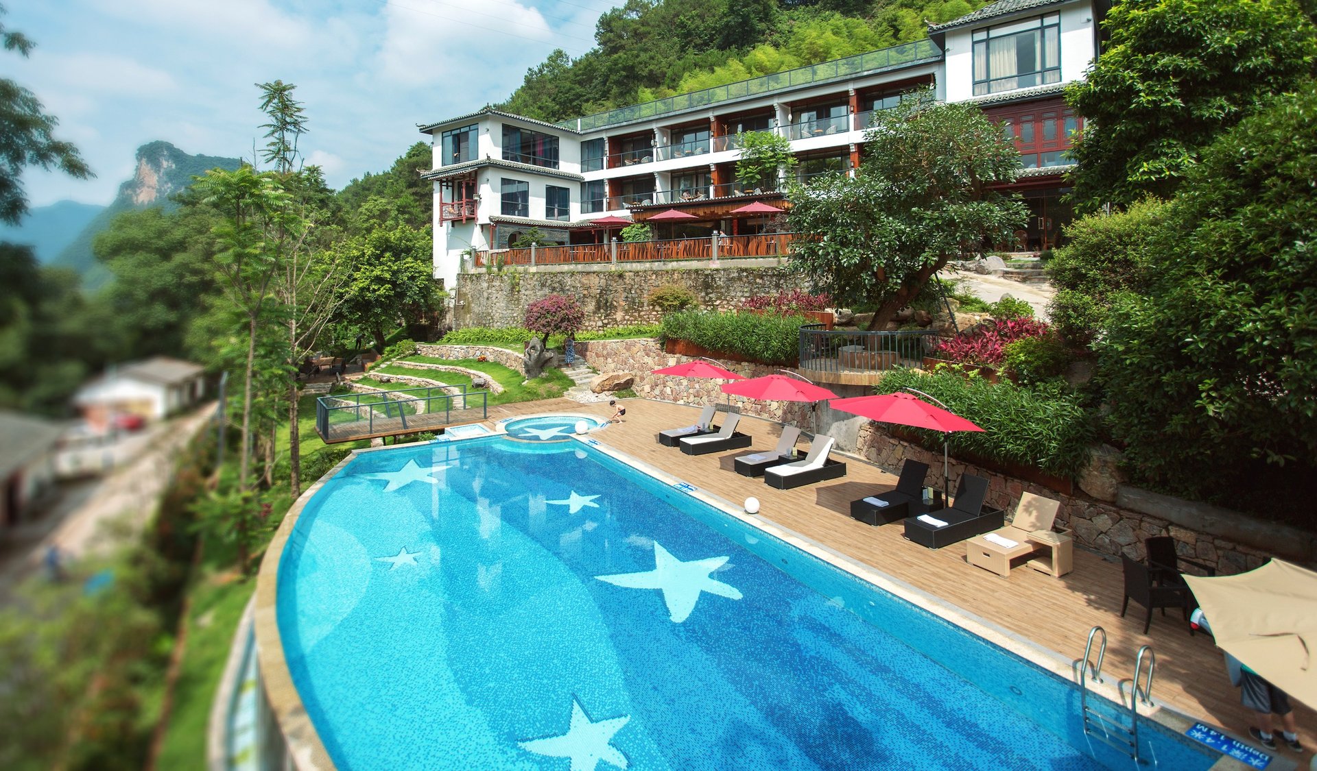 black and white bed linen