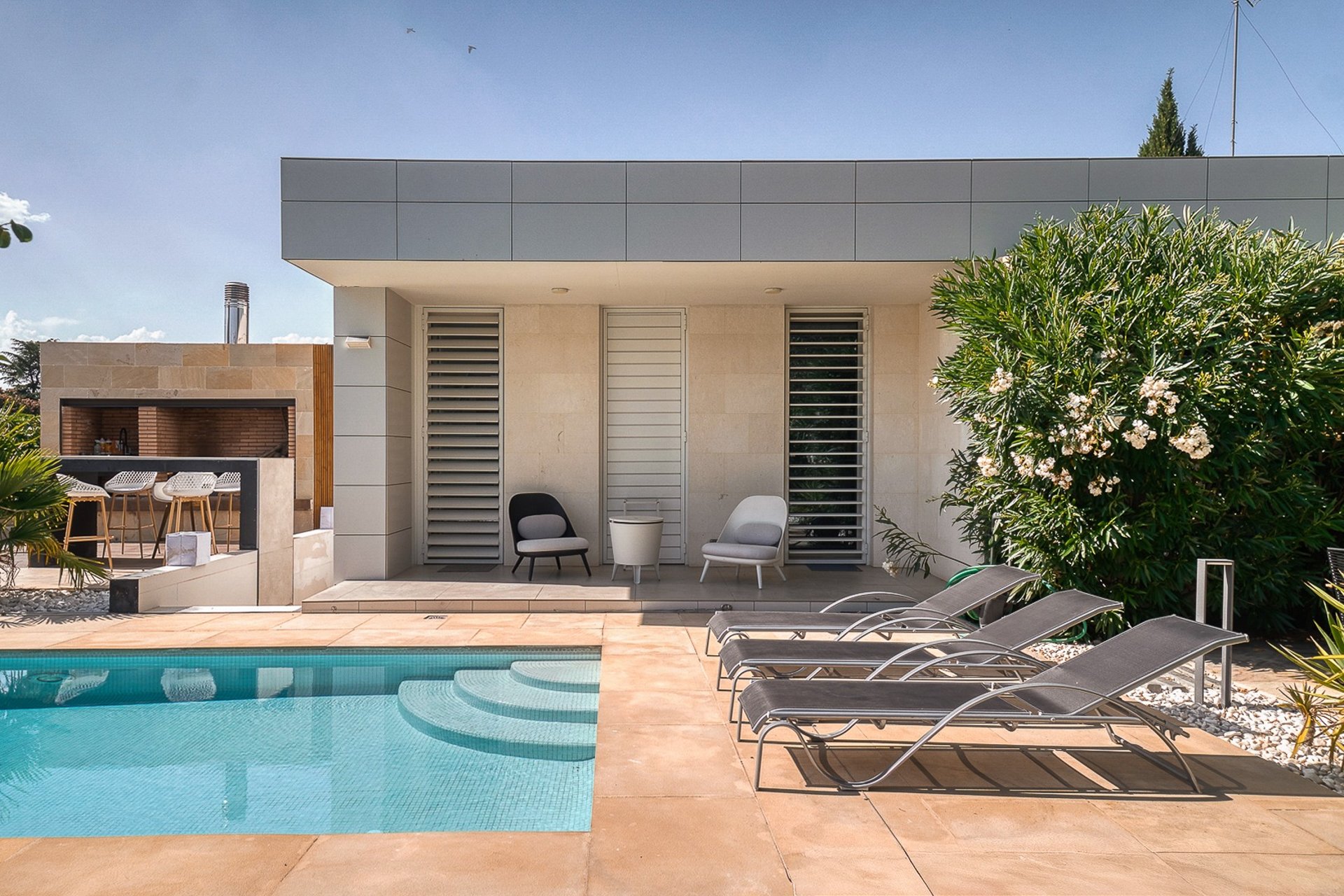 gray computer monitor