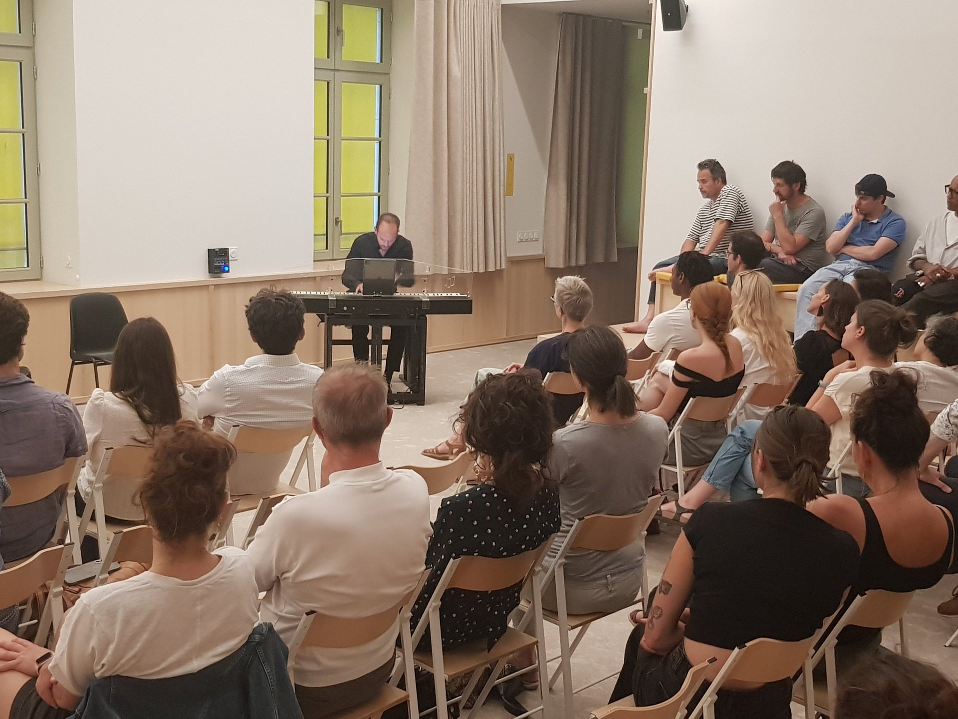 Concert de piano de Grégory Ballesteros pendant un événement Quatre-Quarts