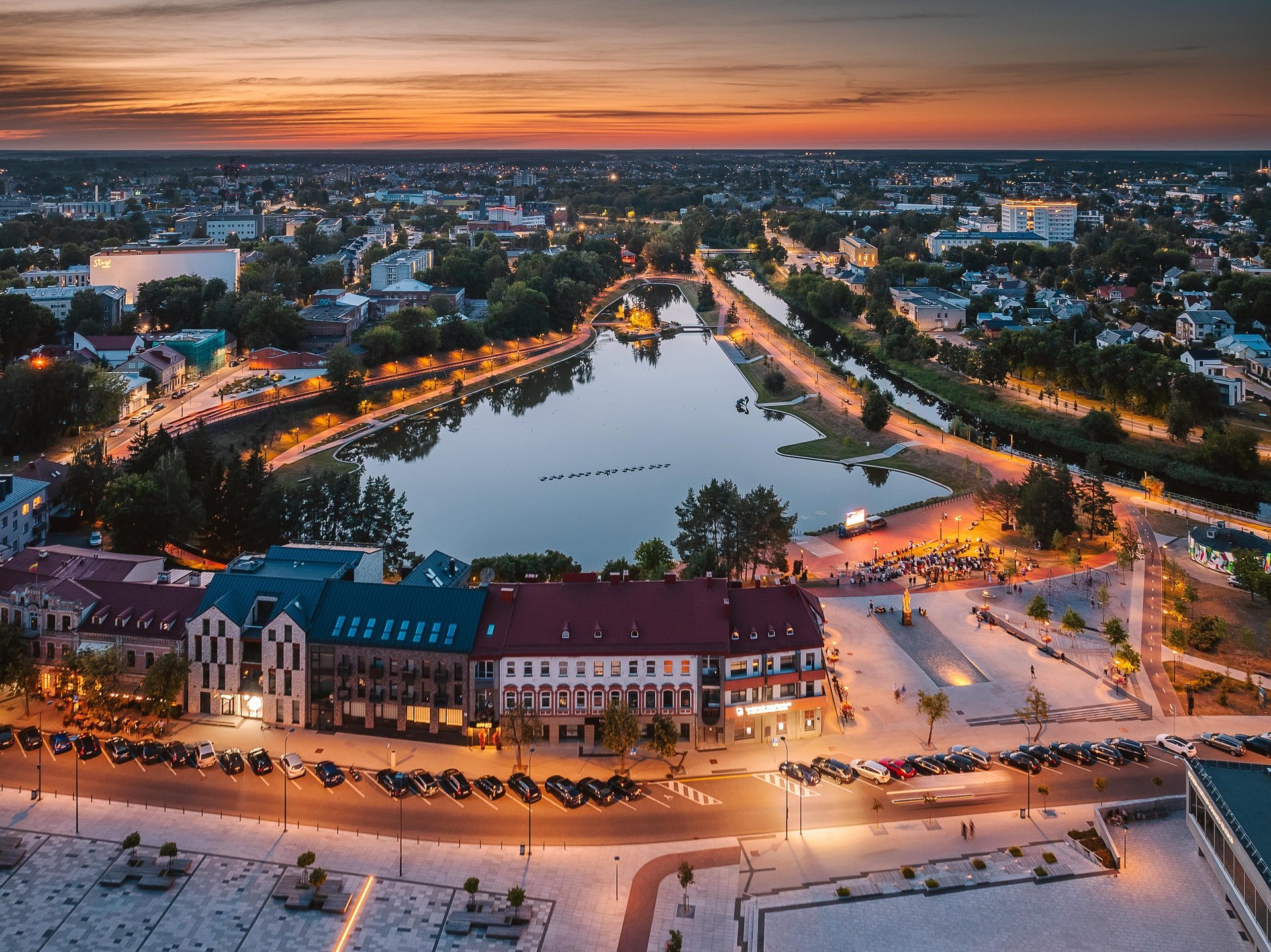 black and white bed linen
