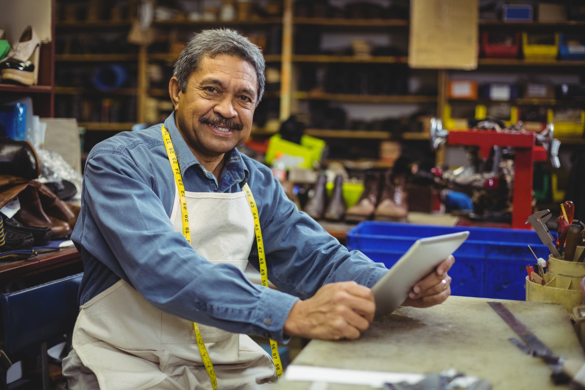 man in white dress shirt sitting beside woman in black long sleeve shirt