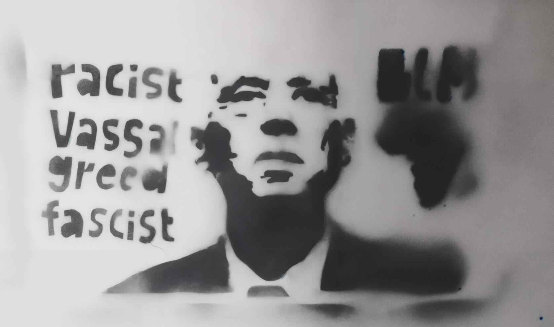 Graffiti en Tunisie représentant kais said et un étudiant prisonnier politique, dénonçant la répression du régime, la loi 54