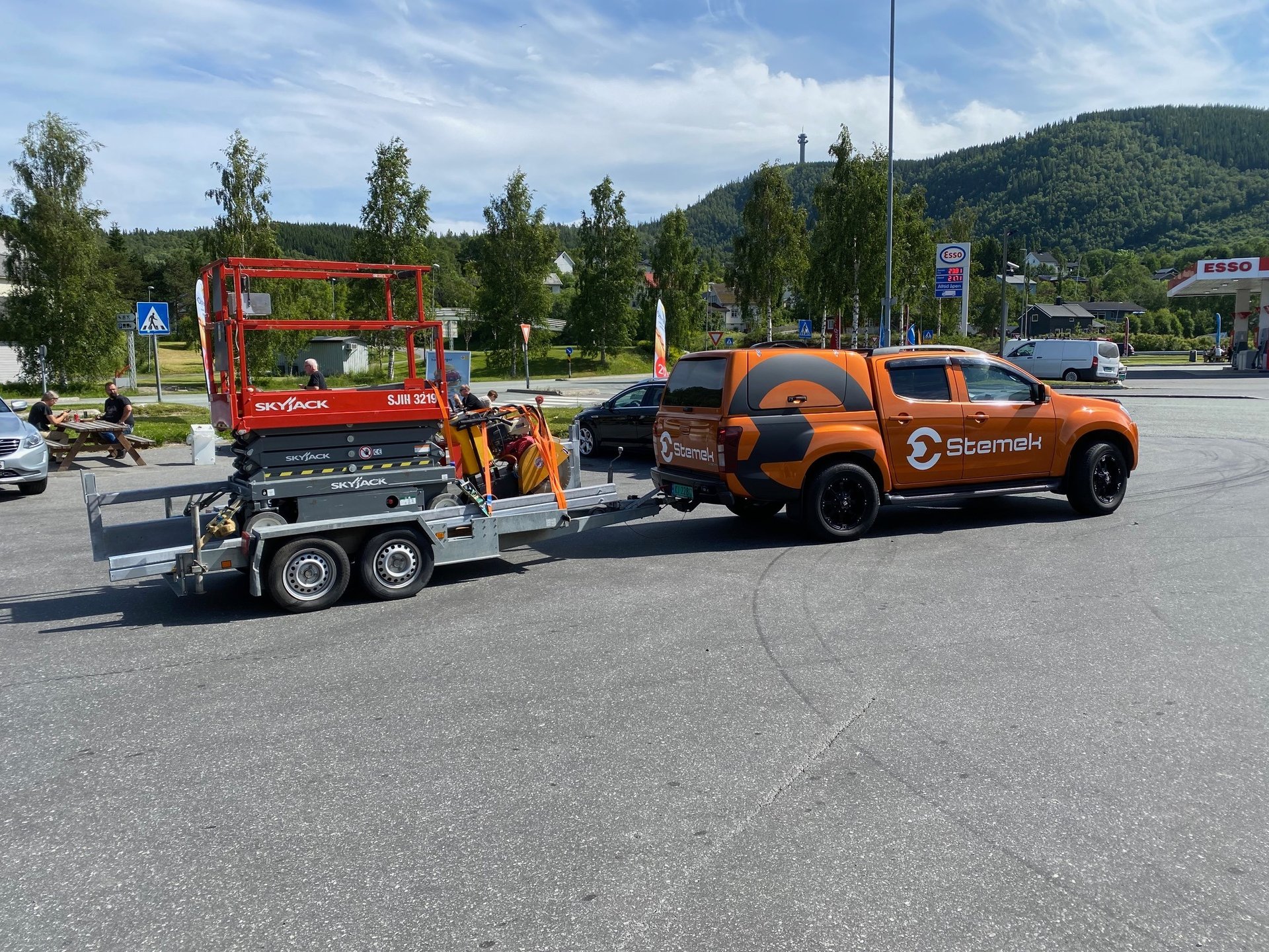 black and brown leather padded tub sofa