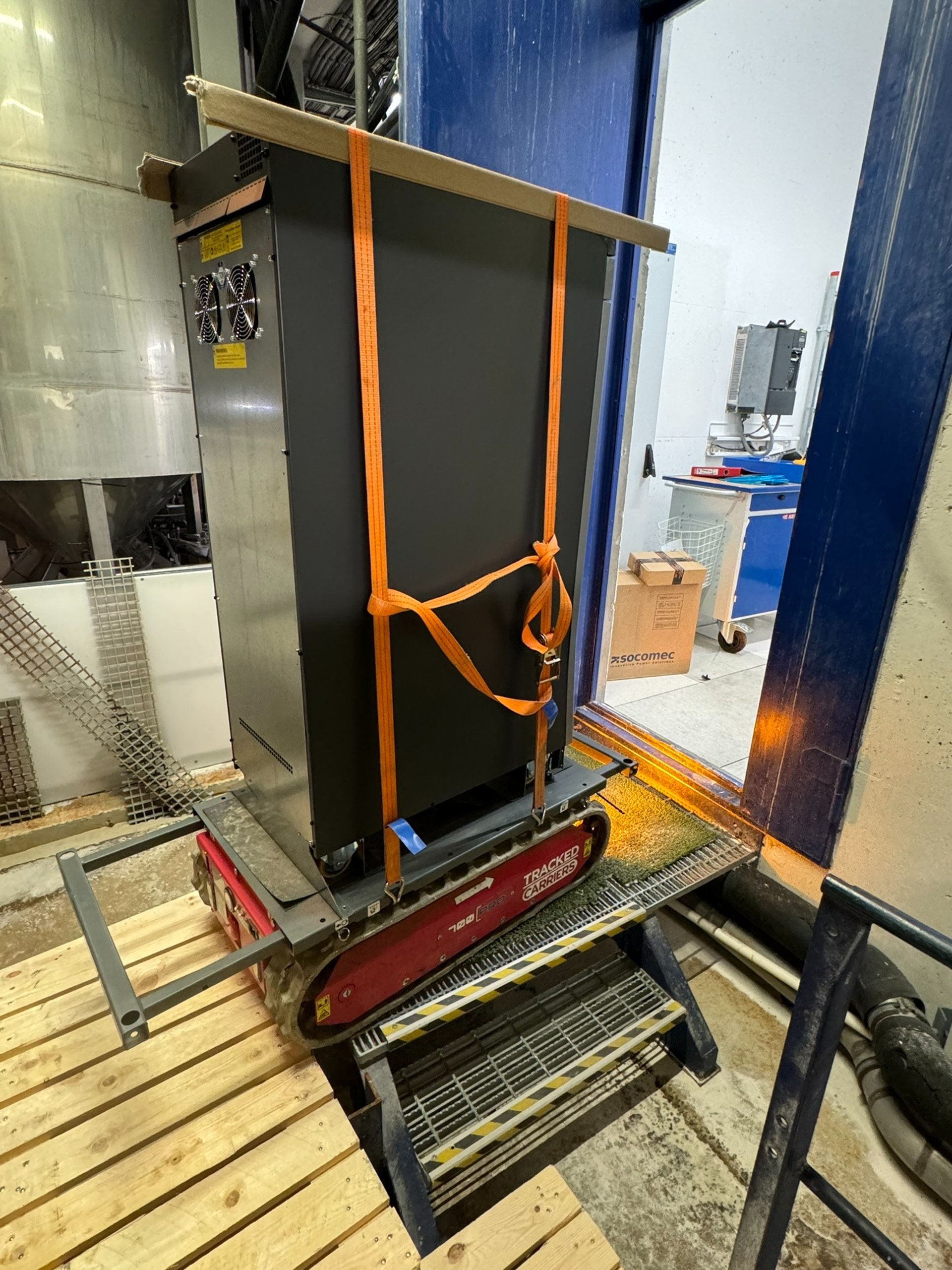 black and brown leather padded tub sofa