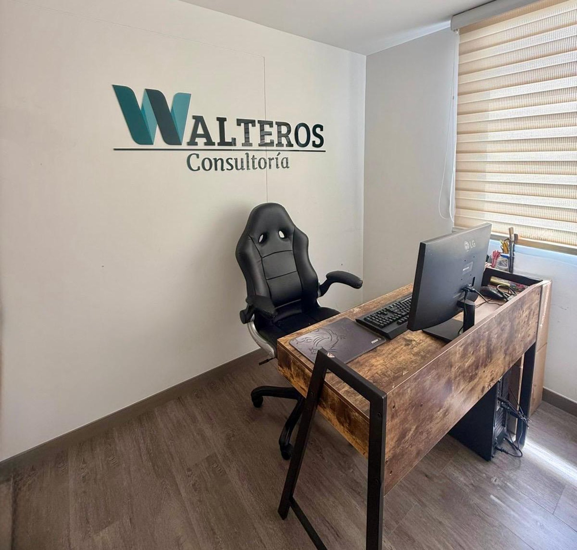 gray computer monitor