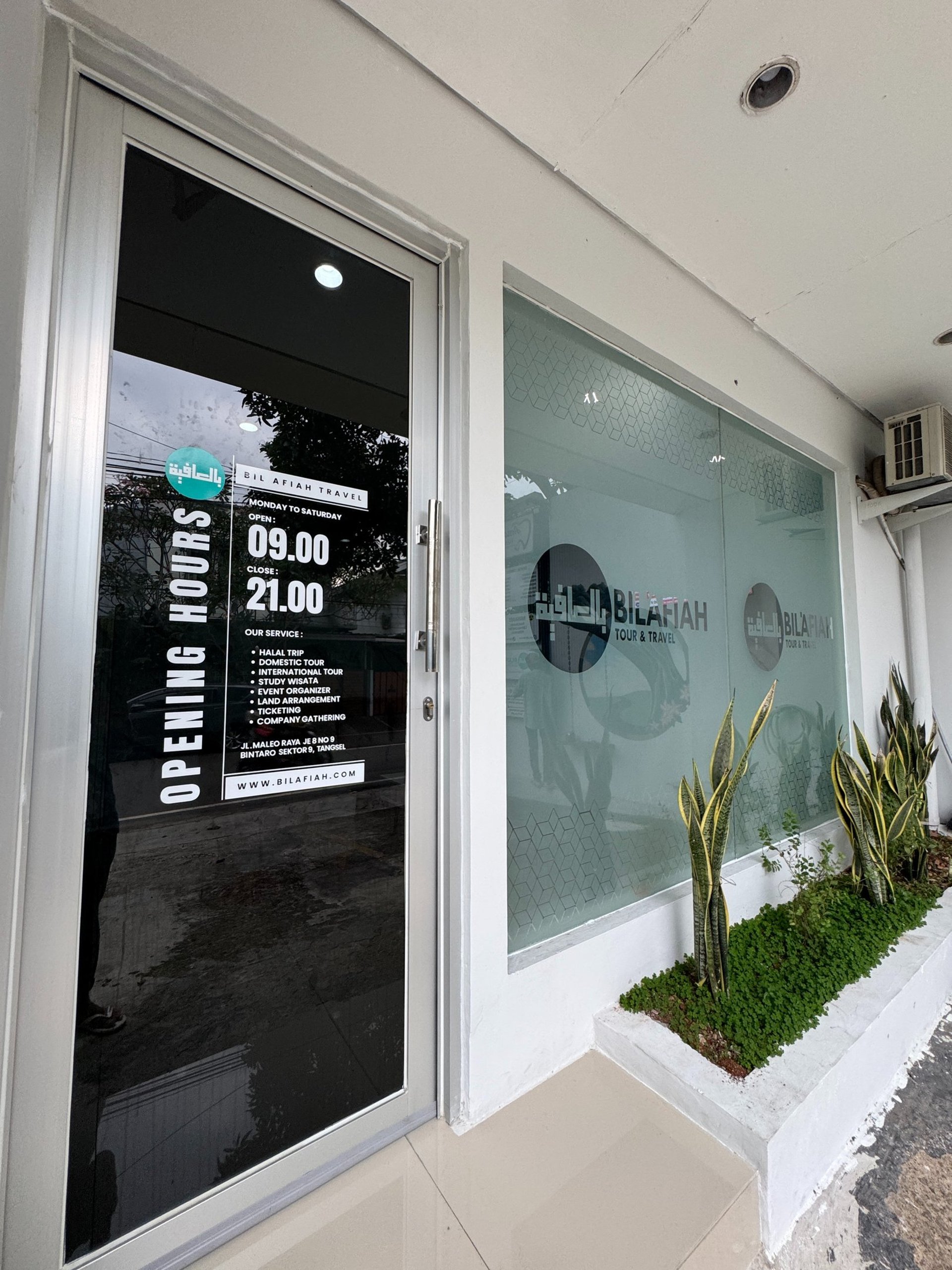 gray computer monitor