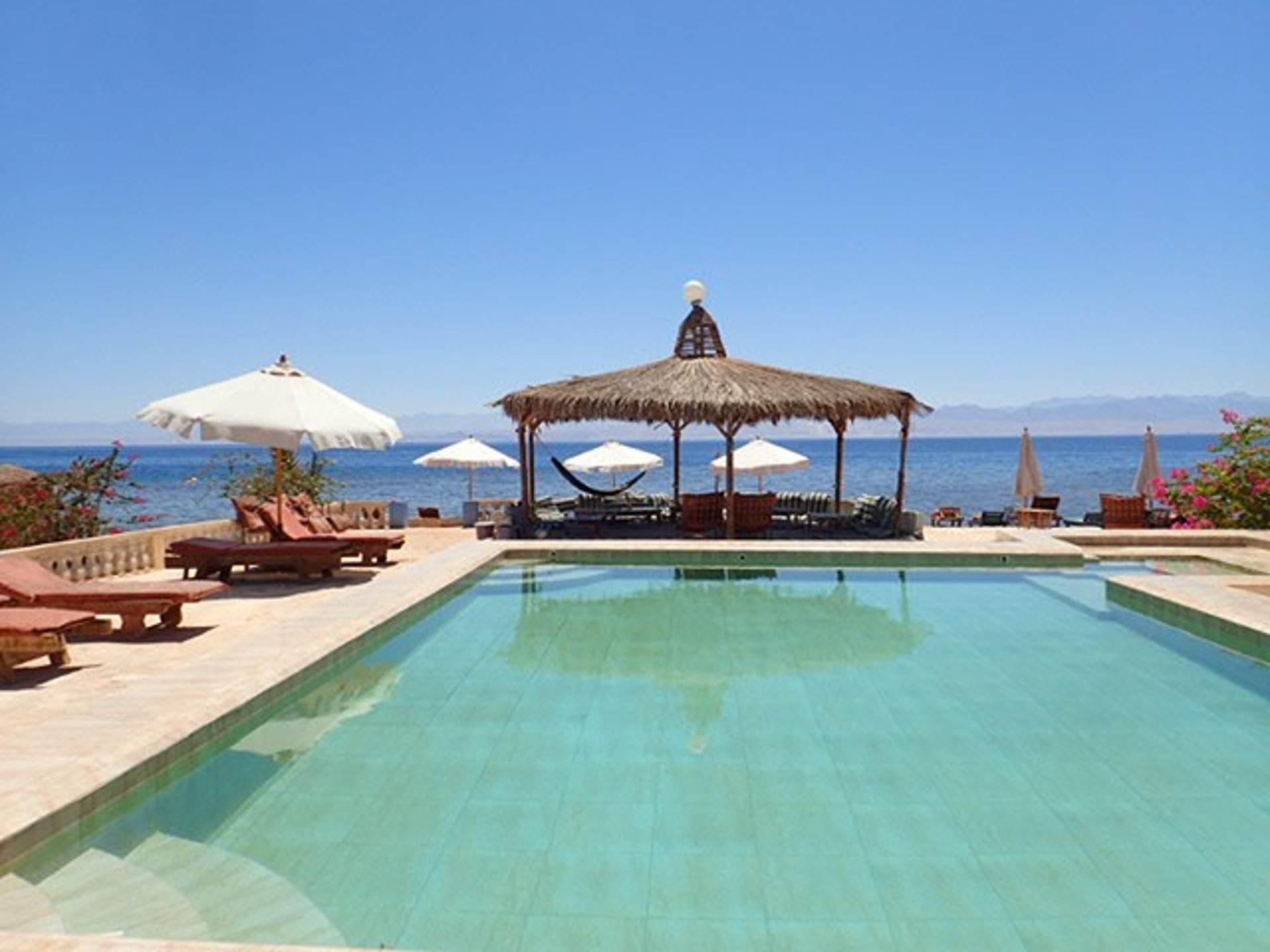 bedouin-star-ras-shitan-beachfront-swimming-pool