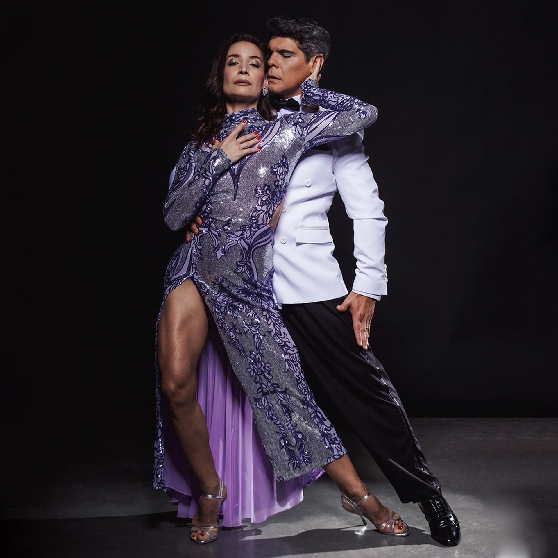 black and white bed linen