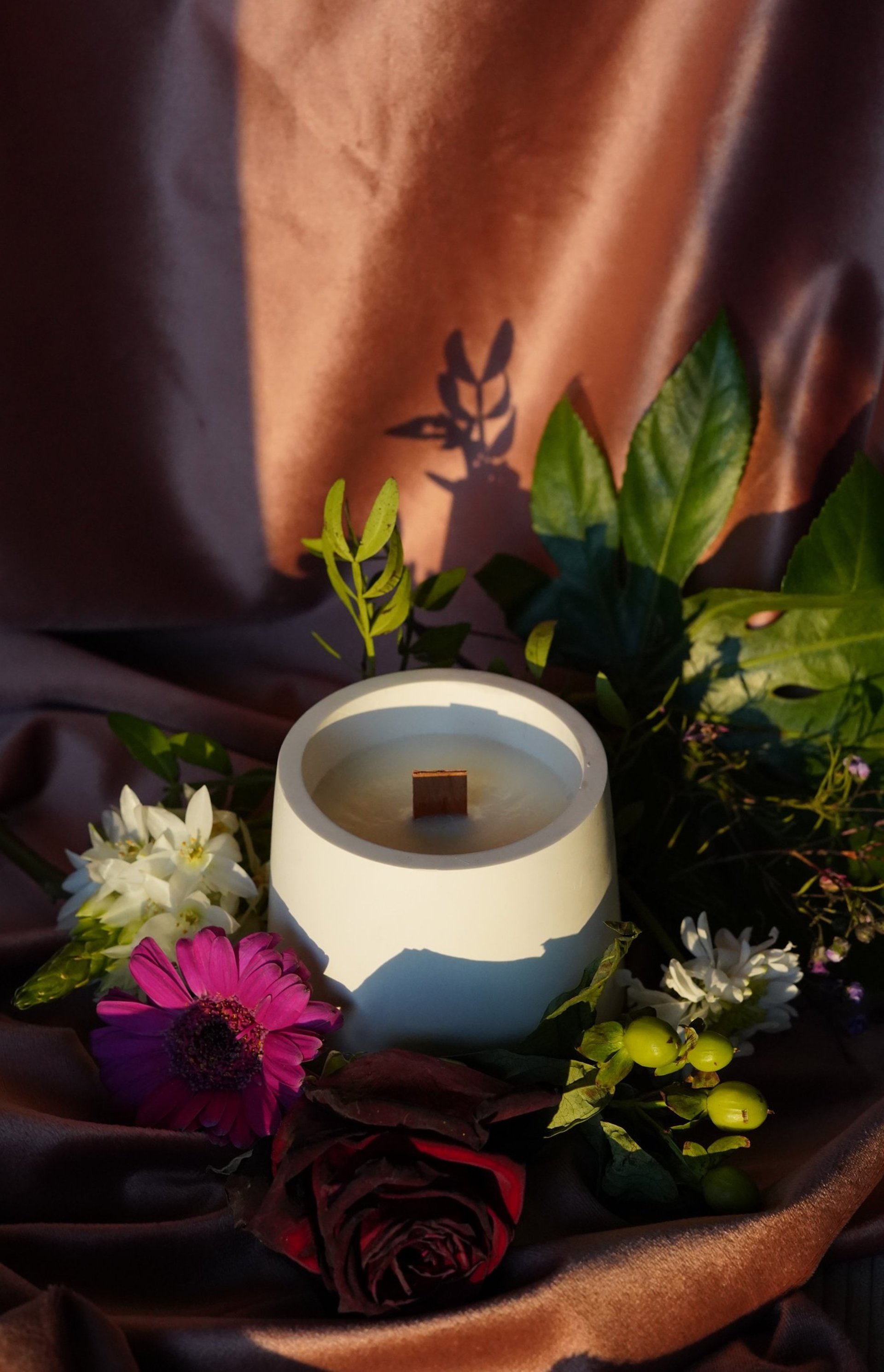 bougie artisanales en plâtre blanc, cire de soja dans un déco floral