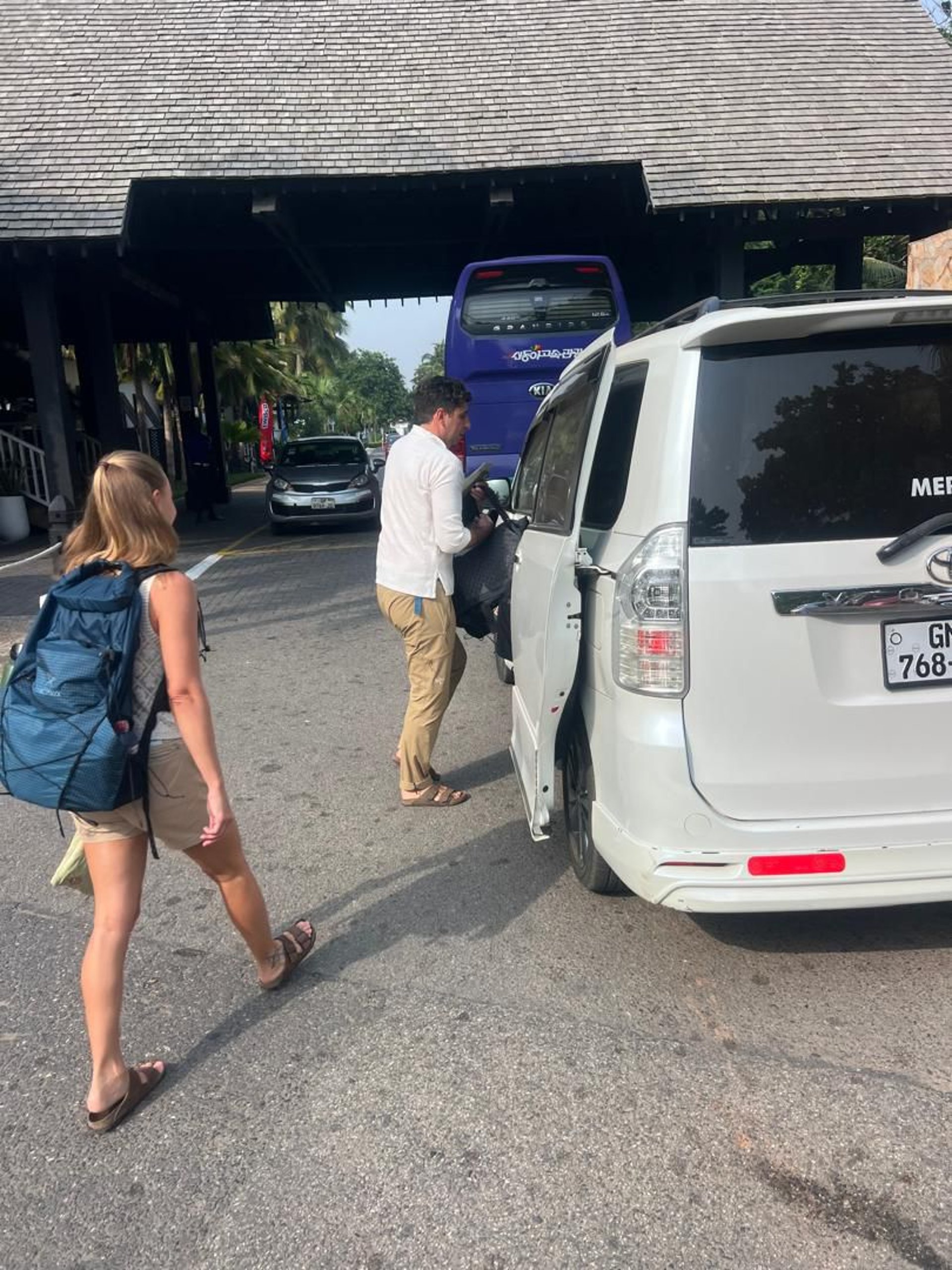 gray computer monitor