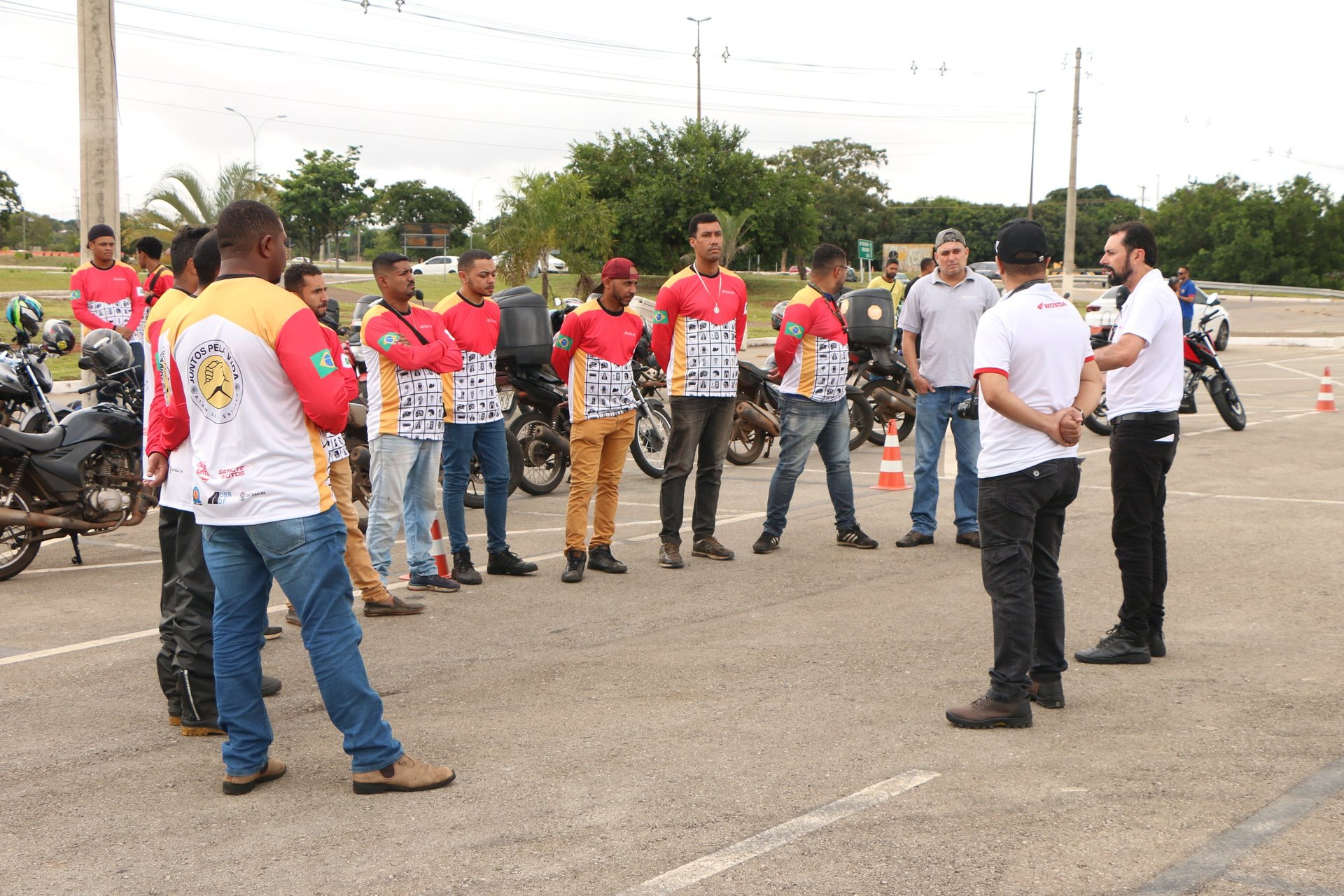 gray computer monitor