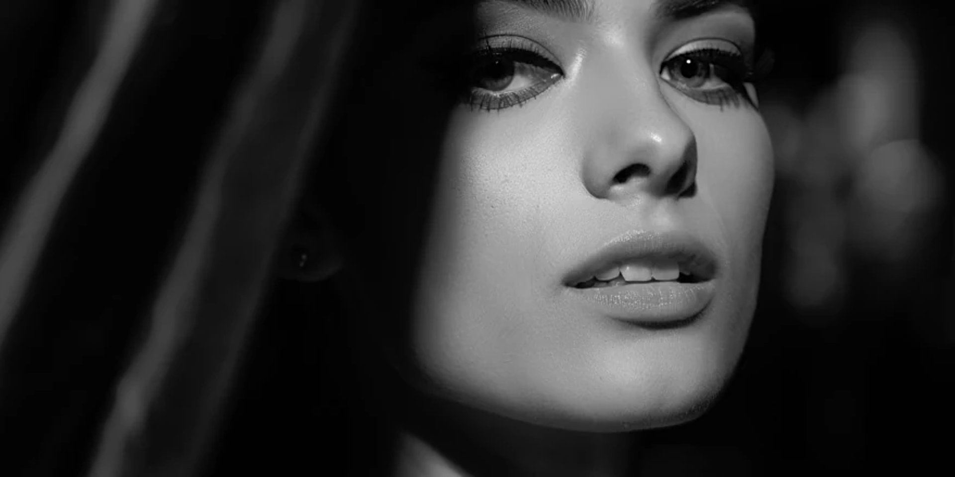 Hidden Dancer kuvasarja: Nainen katsoo verhon takaa