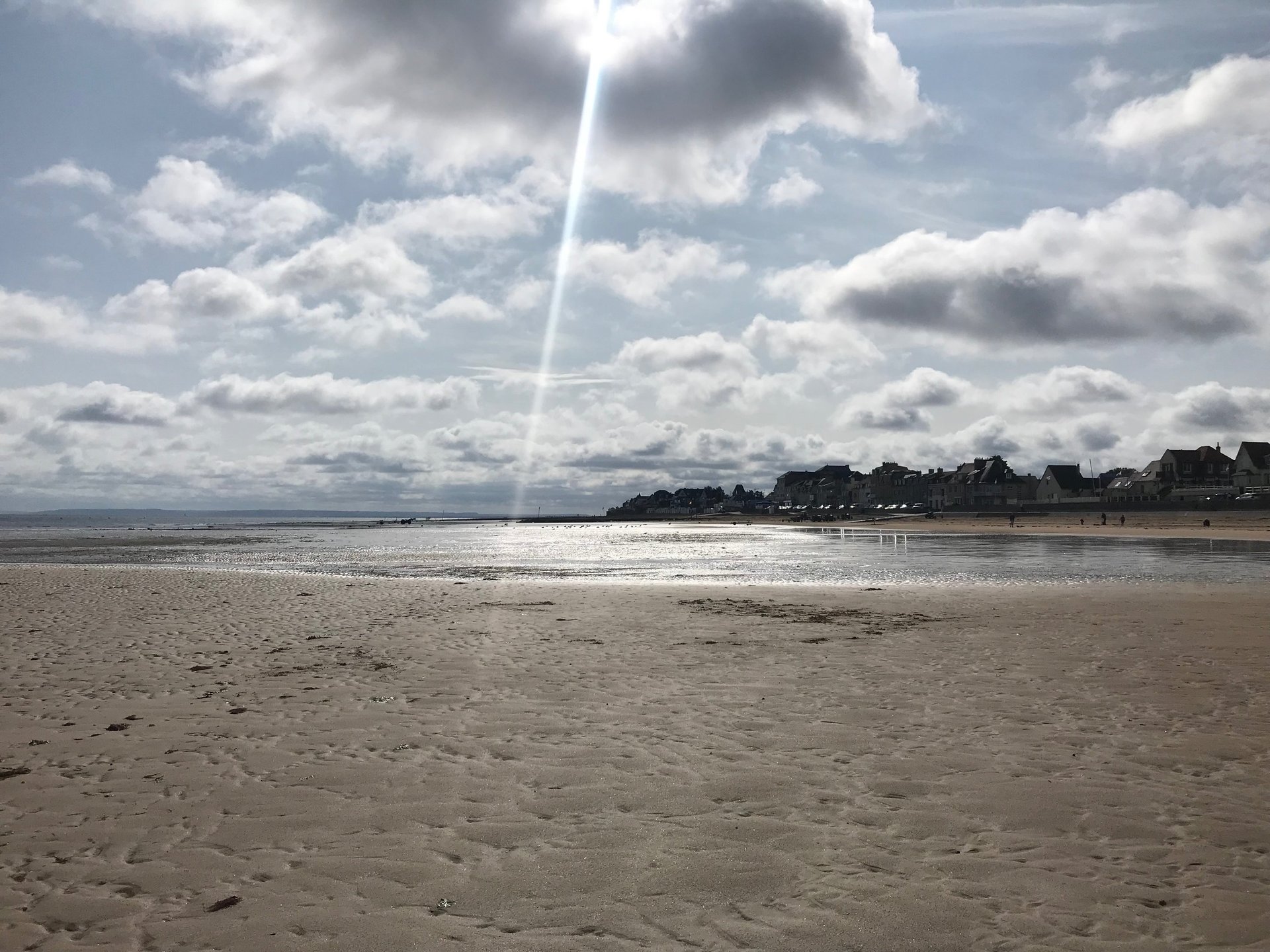 Photo de la plage et de la mer à Saint Aubin sur Mer Calvados soleil qui perce les nuages