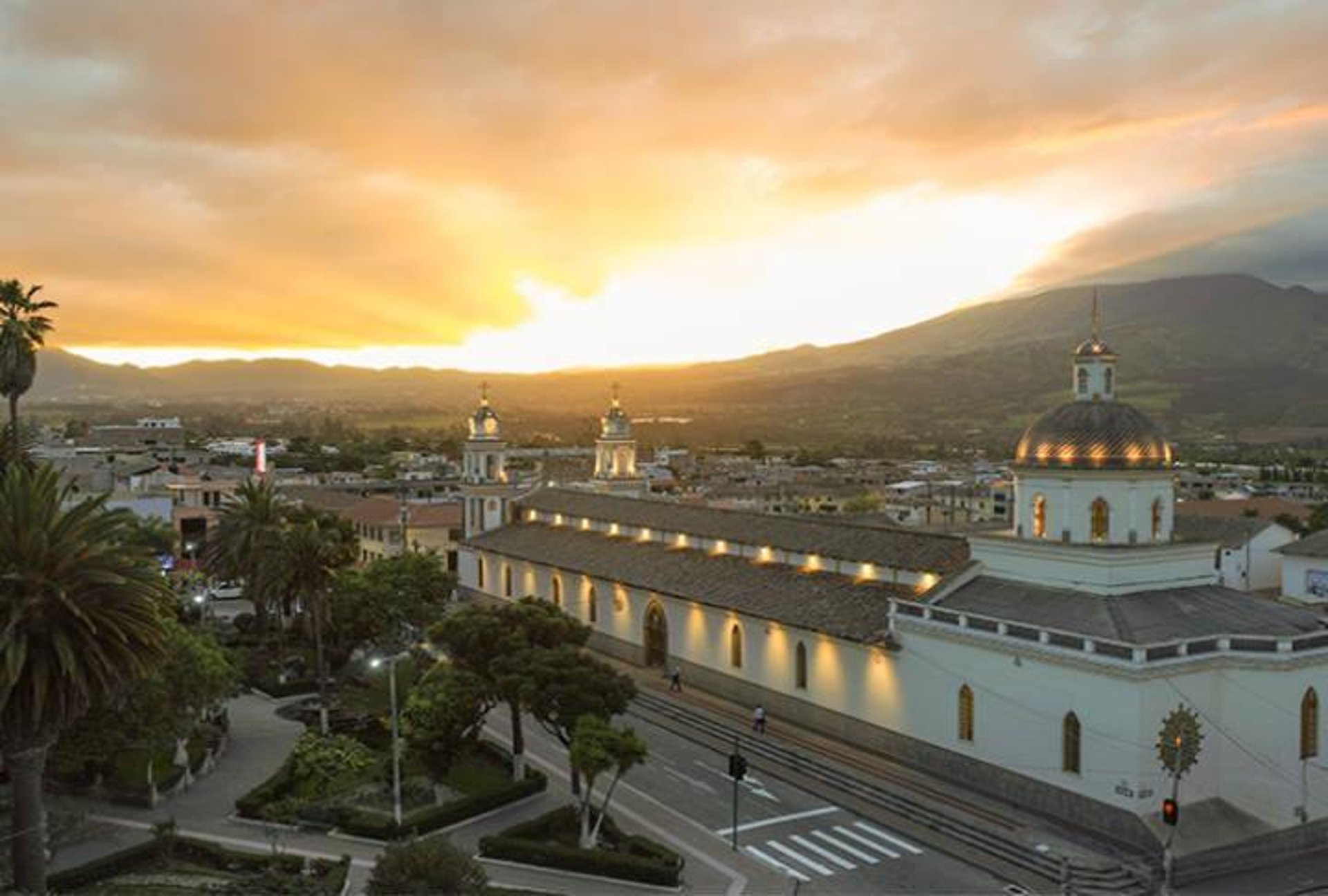 Atuntaqui Antonio ante atardecer