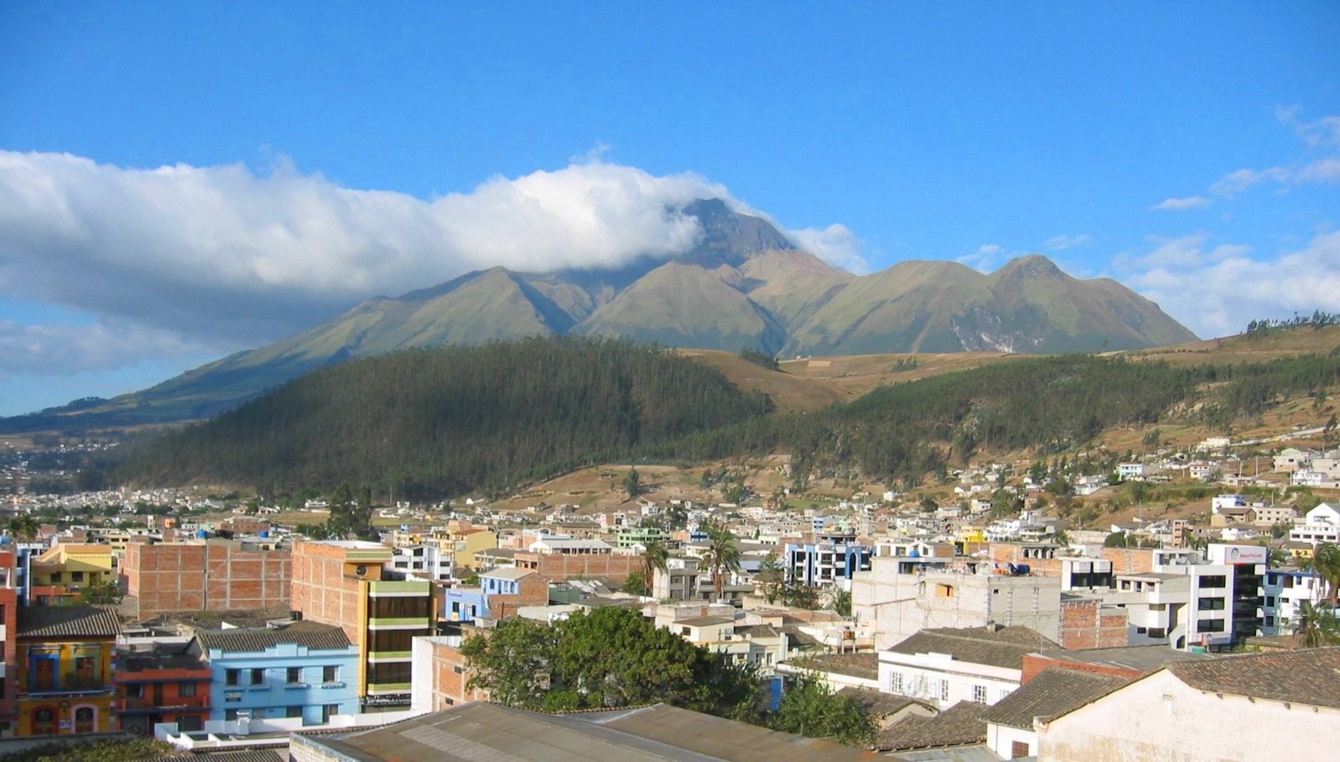 ciudad de otavalo con volcán Imbabura de fondo