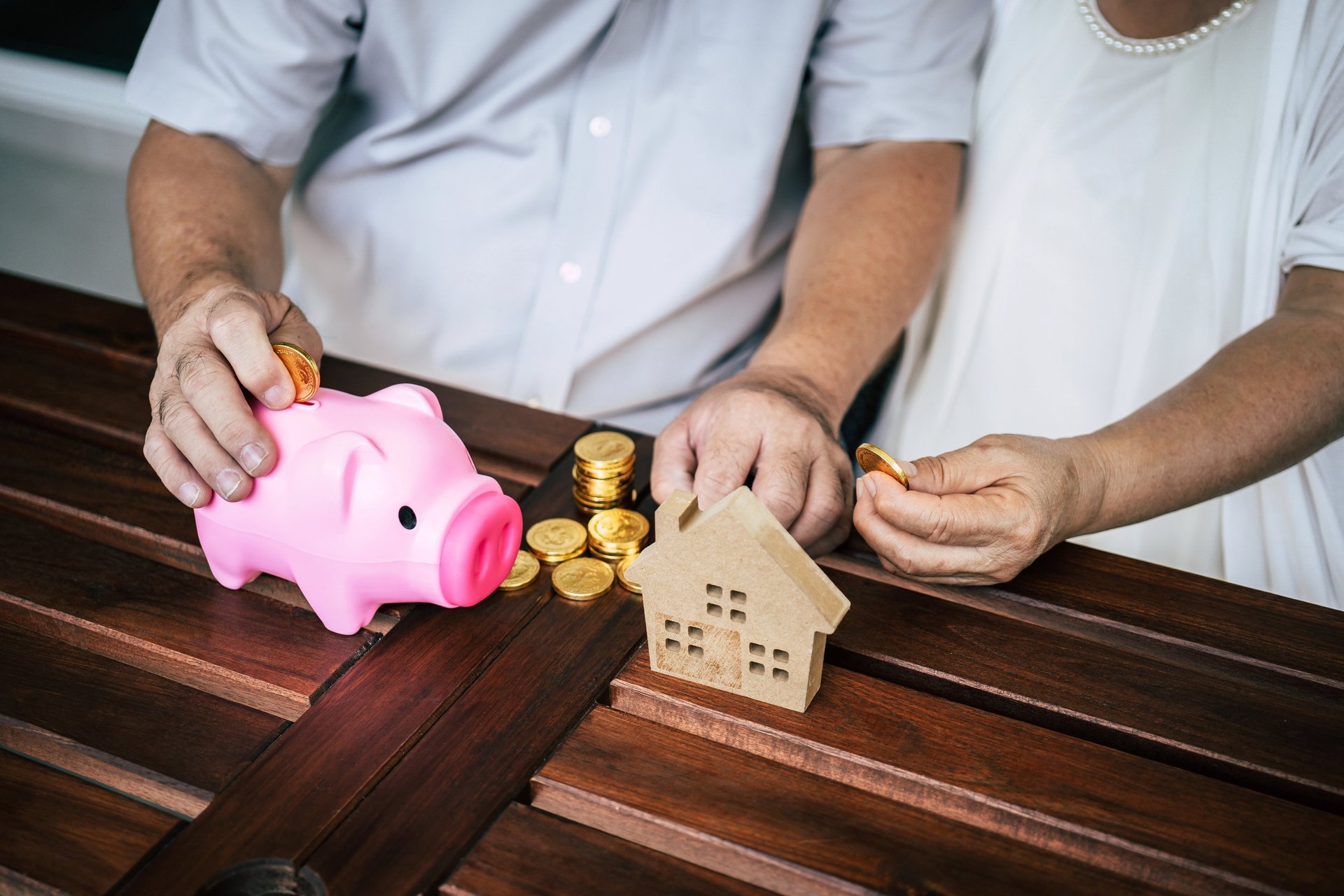 Pareja mayor ahorro casa avalúo crédito hipotecario