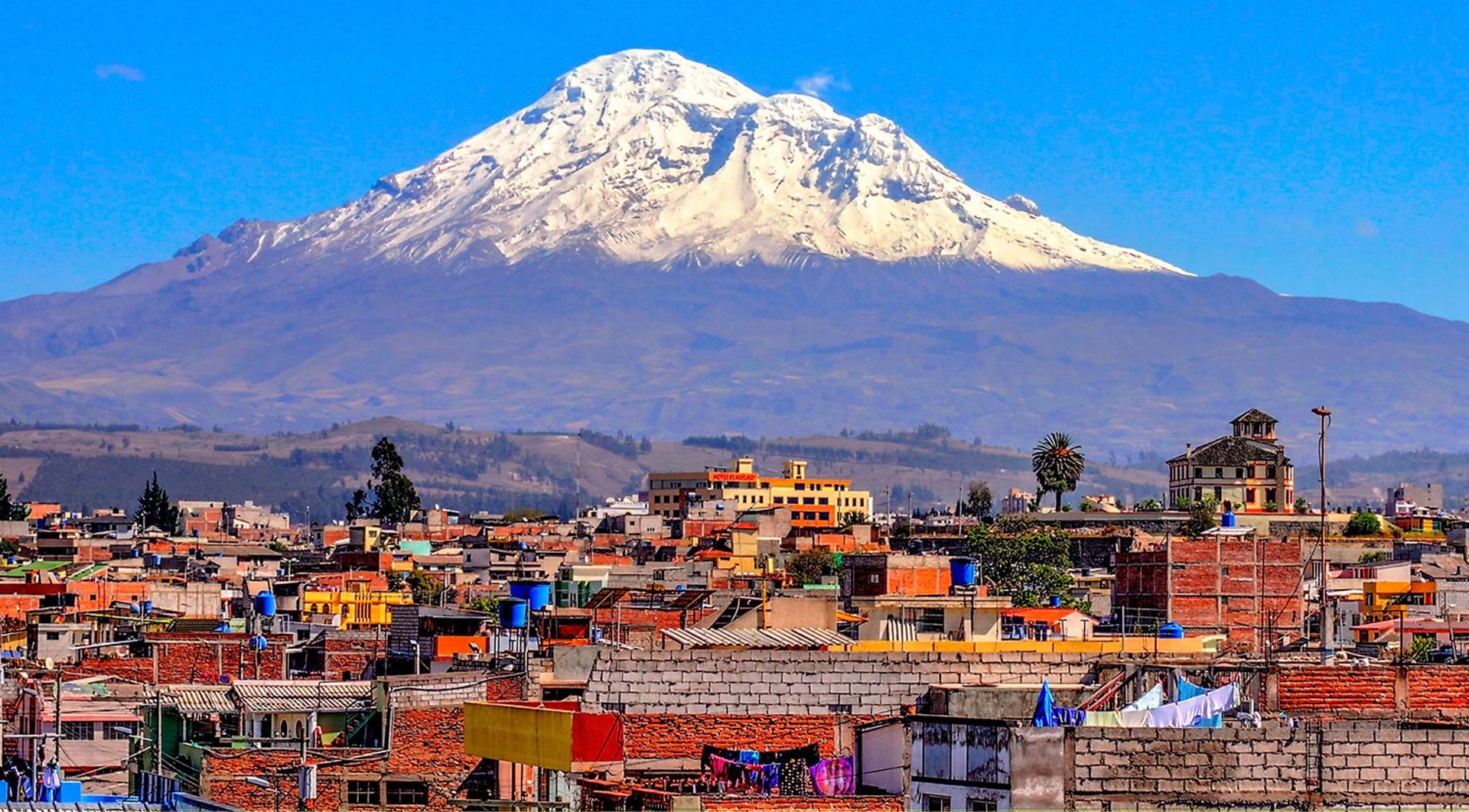vista aérea de la ciudad de Riobamba con el volcån Chimborazo de fondo