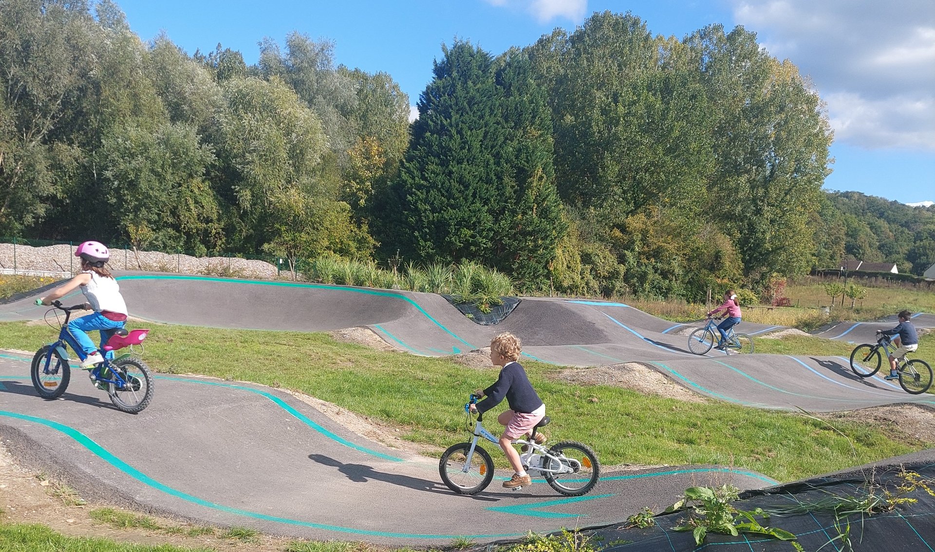 gray computer monitor