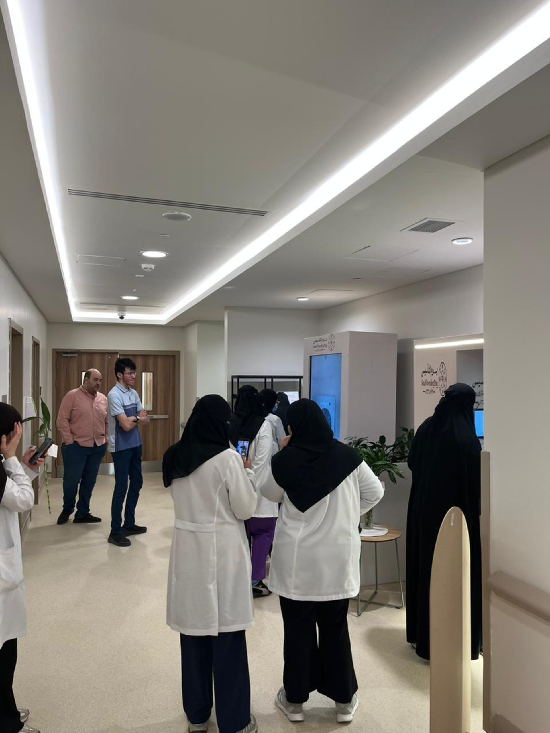 gray computer monitor