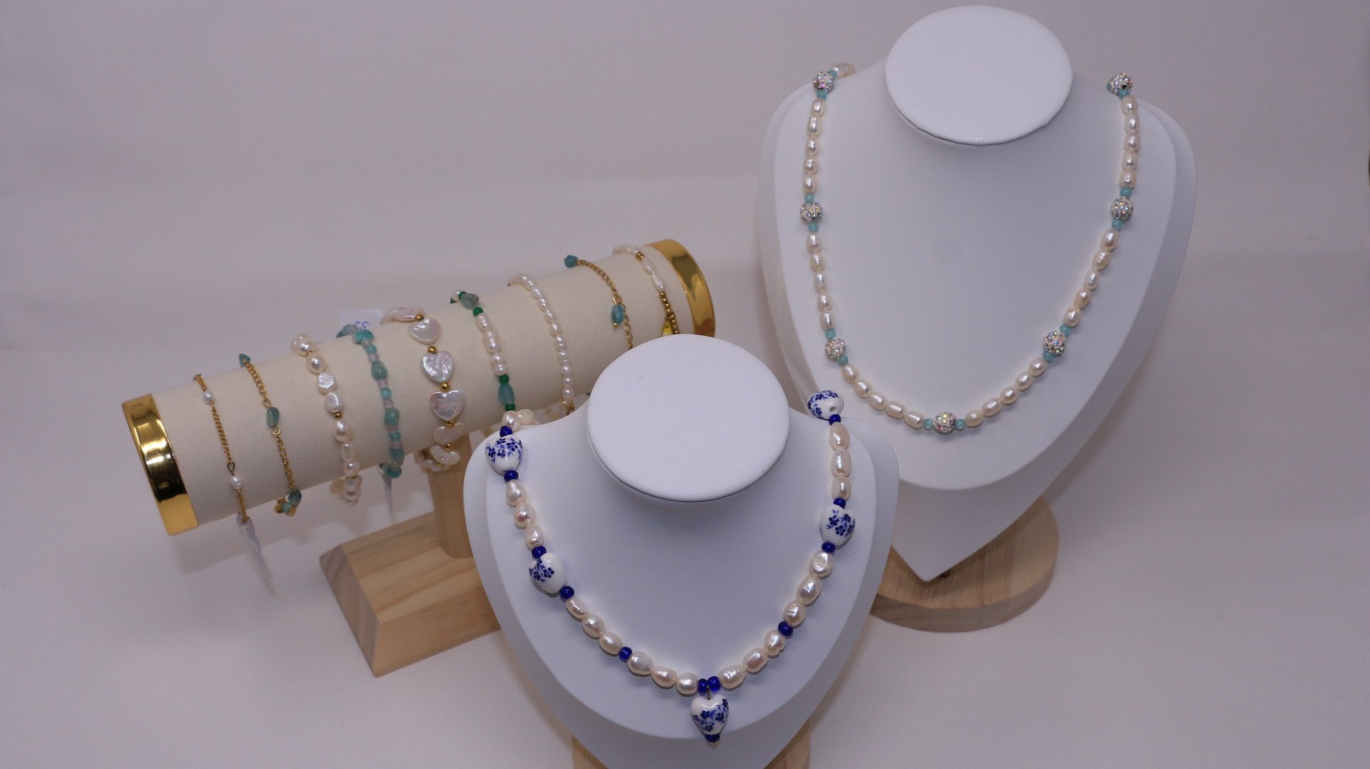 black and white bed linen